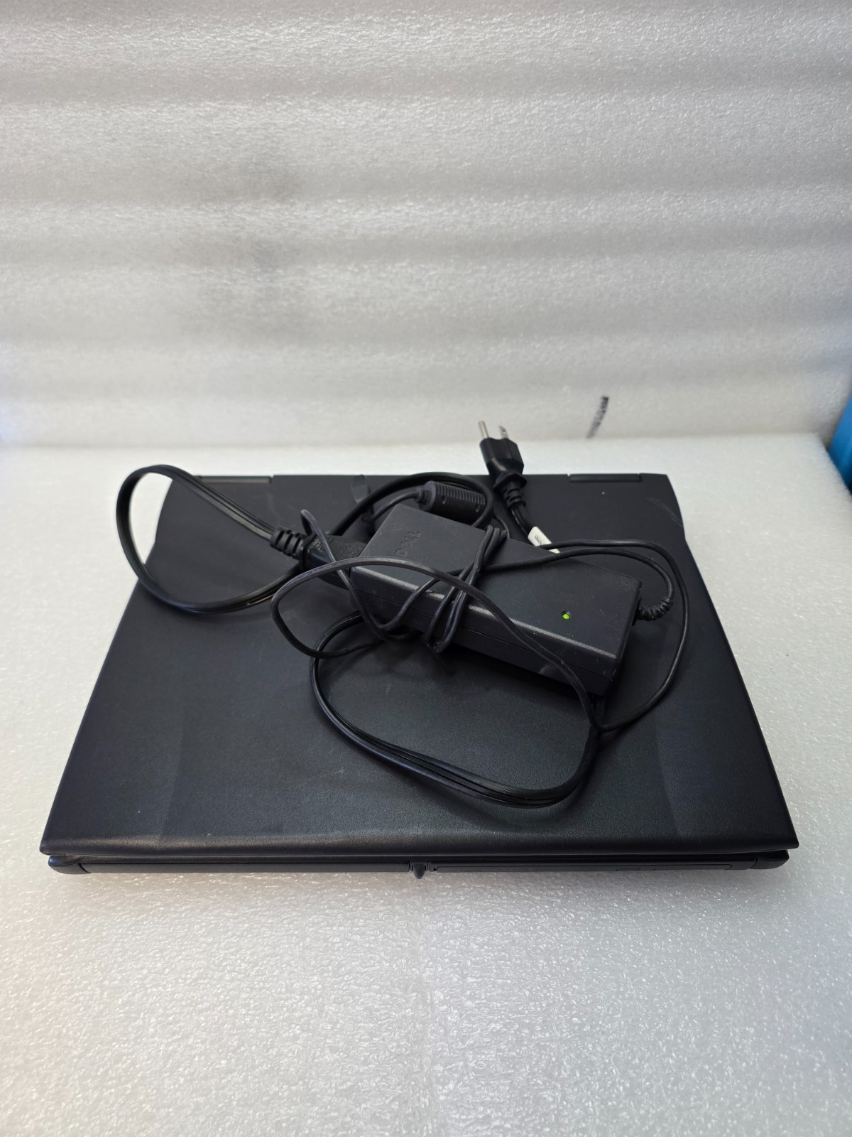 Dell Latitude C600 Laptop Windows 2000 Powers On PIII w/ Charger Parallel/S Port