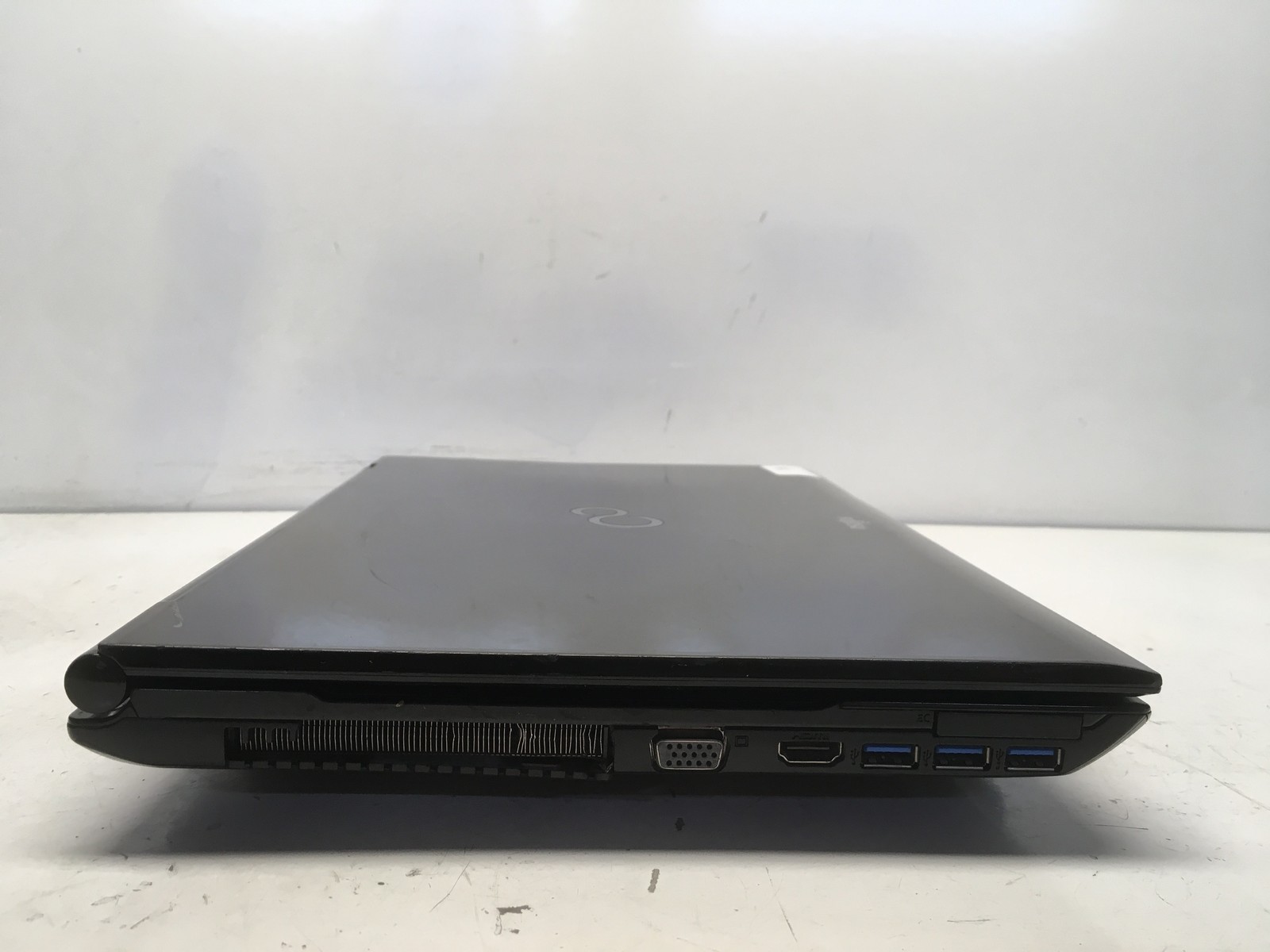 Fujitsu LifeBook AH532 Intel i3-2350M 2.3GHz 2 GB NO HDD No Batt