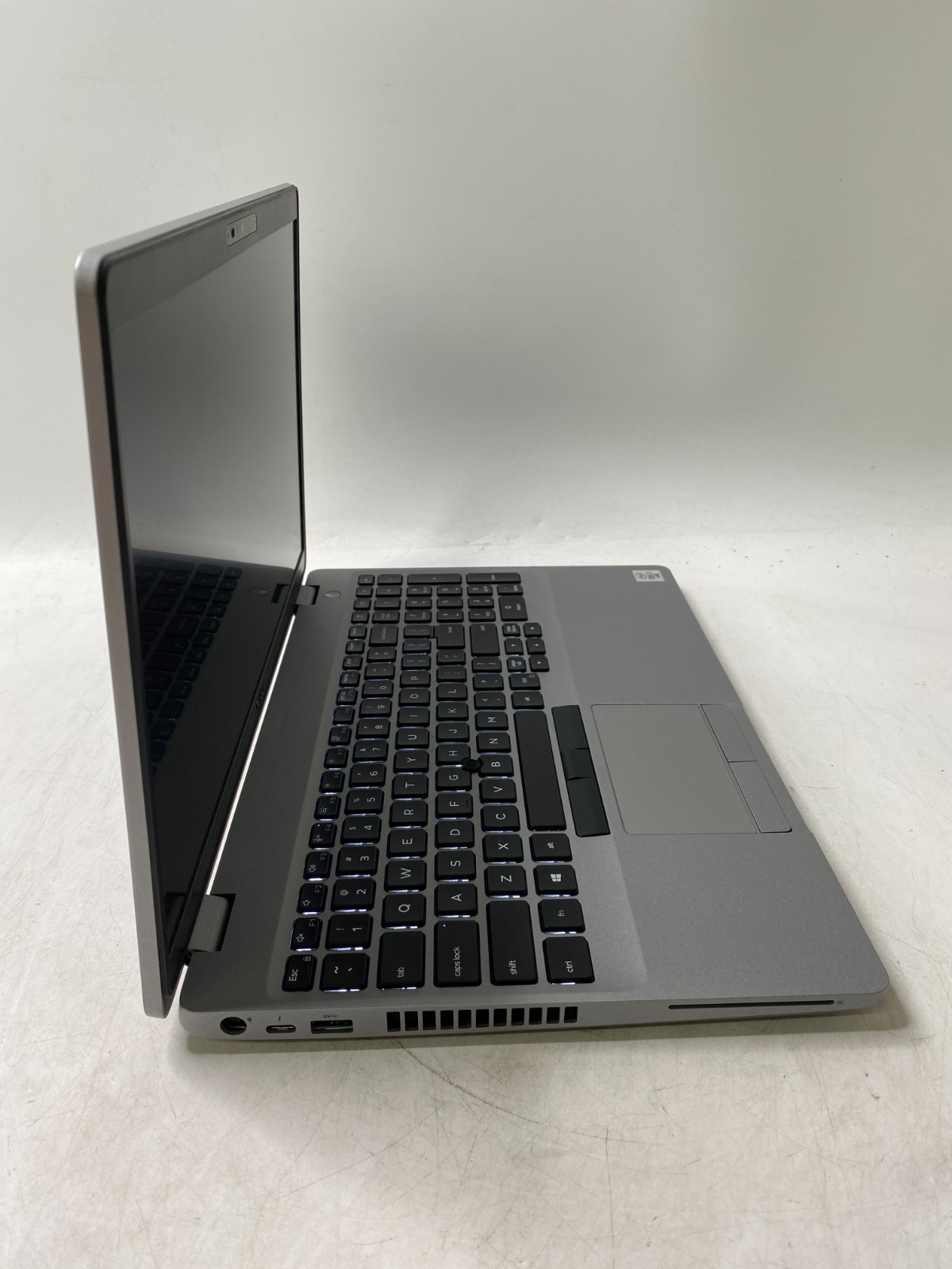Dell Latitude 5511 15.6″ i7 16GB DDR4 256GB SSD MX250 Win11H- Chipped Bottom