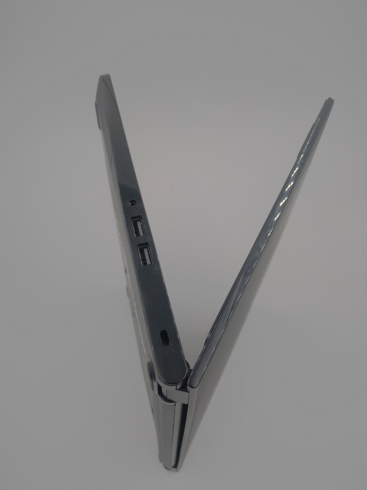 Dell inspiron 14 3541. 4 GB RAM, 500 GB HDD.