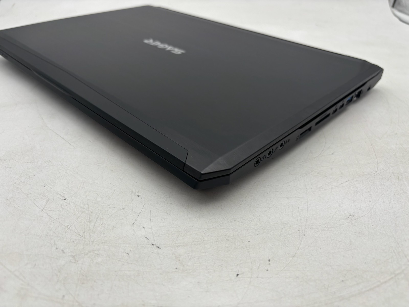 Sager Gaming P650HP 15.6″ 512 GB SSD + 1 TB HDD 16 GB RAM i7-7700HQ GTX 1060