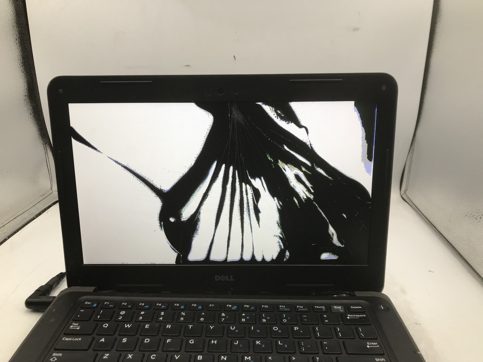 DELL LATITUDE 3380 – FOR PARTS/BAD LCD – INTEL CELERON – NO RAM – READ DESC – BB