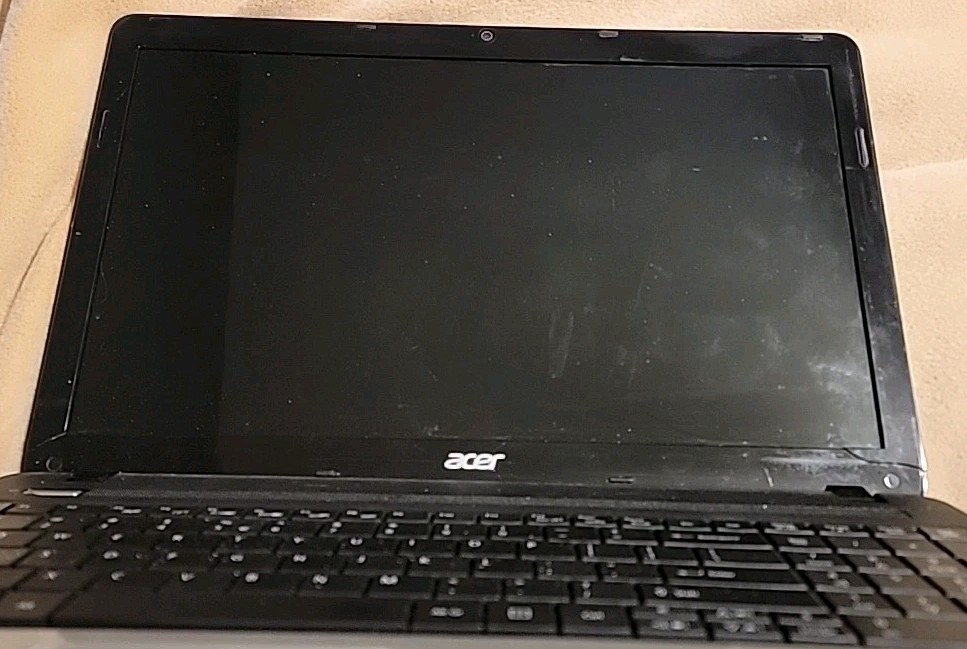 Acer Aspire Laptop 15.6″ B960 Processor 4GB/500GB DDR4 Black E1-531-4694