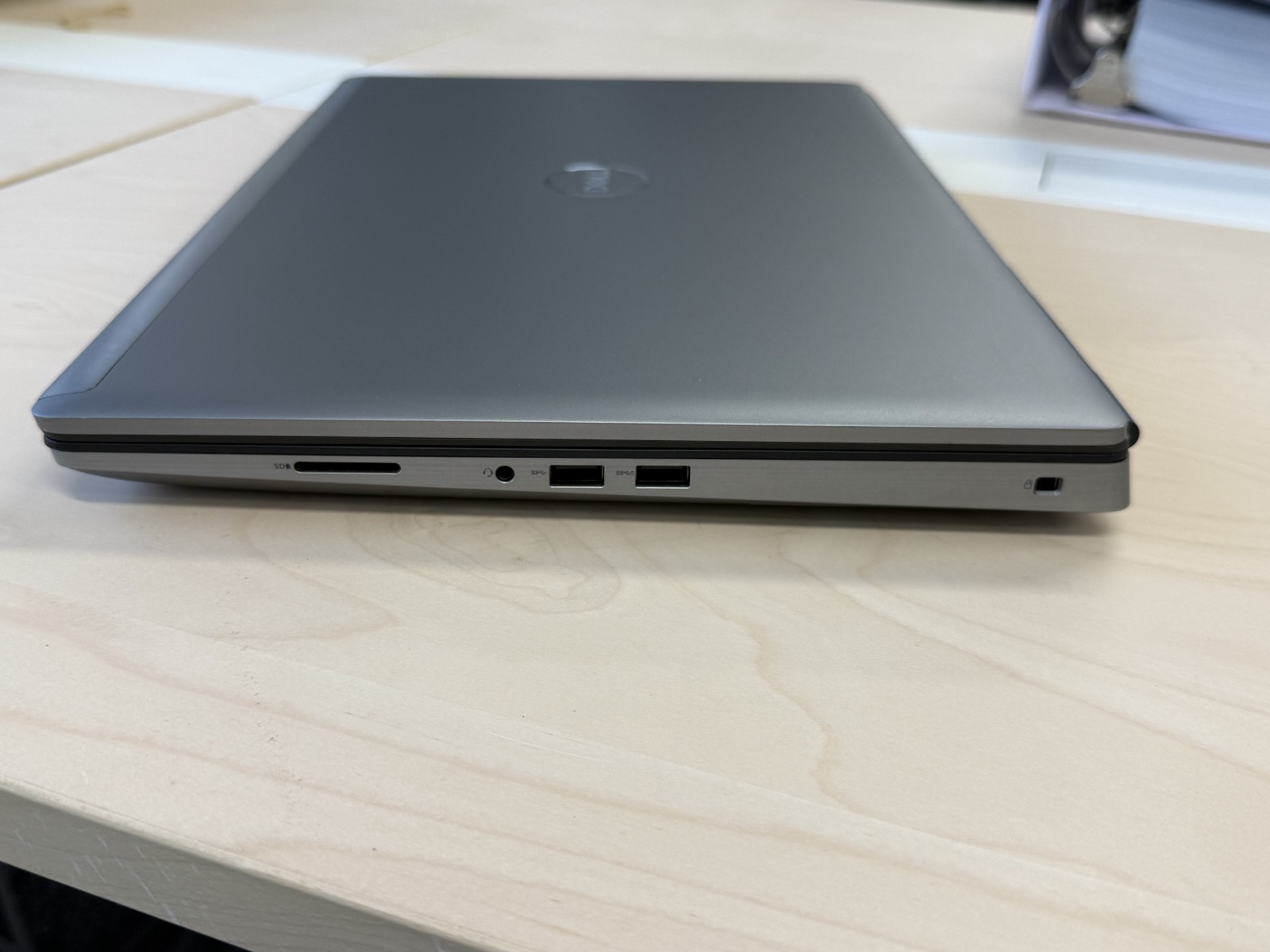 Dell Precision 7750 17.3″ FHD | Xeon W-10855M | 32GB | 1TB NVMe | Quadro RTX 400