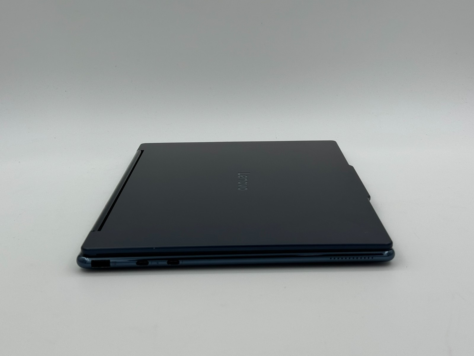 Lenovo Yoga 9i 2-in-1 Aura Edition 14″ 3K 120Hz OLED Touch Ultra 7 258V 32GB 1TB