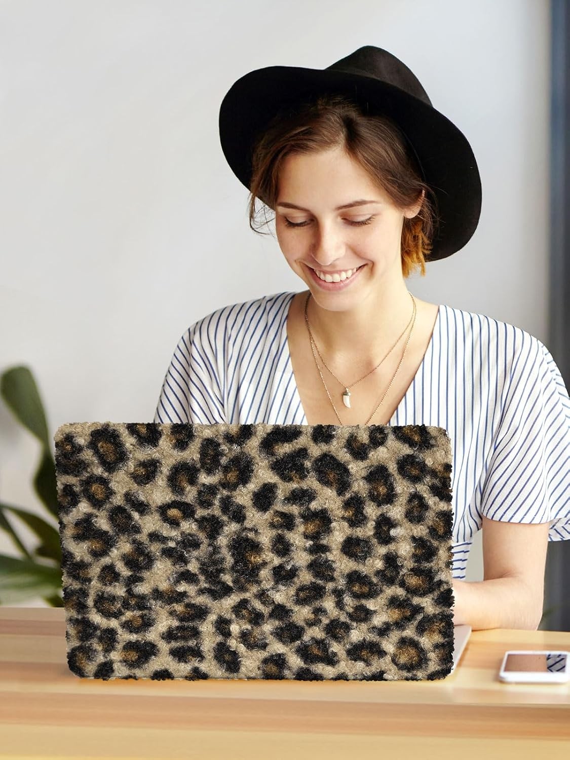Elegant Leopard Print Soft Plush Faux Skin Leather Plastic Hard Shell Case for M