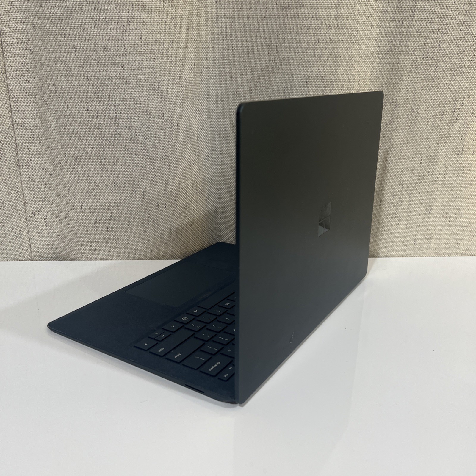 Surface Laptop 3 13.5″ i7/16GB/512GB – Charger Included – Good For: School/Work