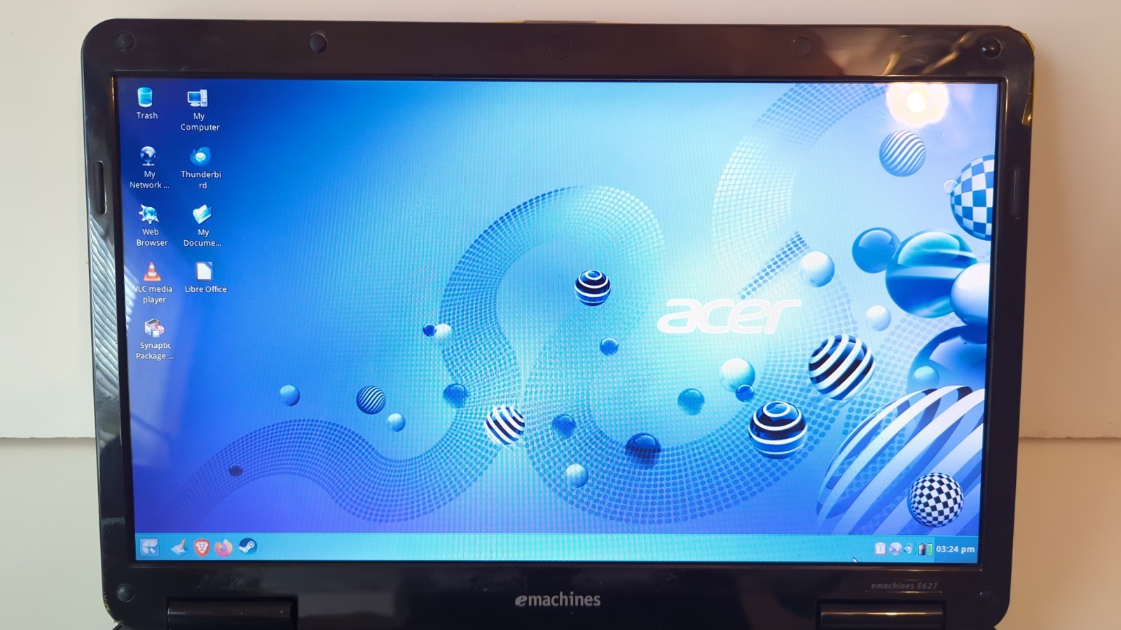 “Constitution” (eMachines E627) Athlon 64 X2 TK-42 4GB RAM 500GB SSHD Q4OS