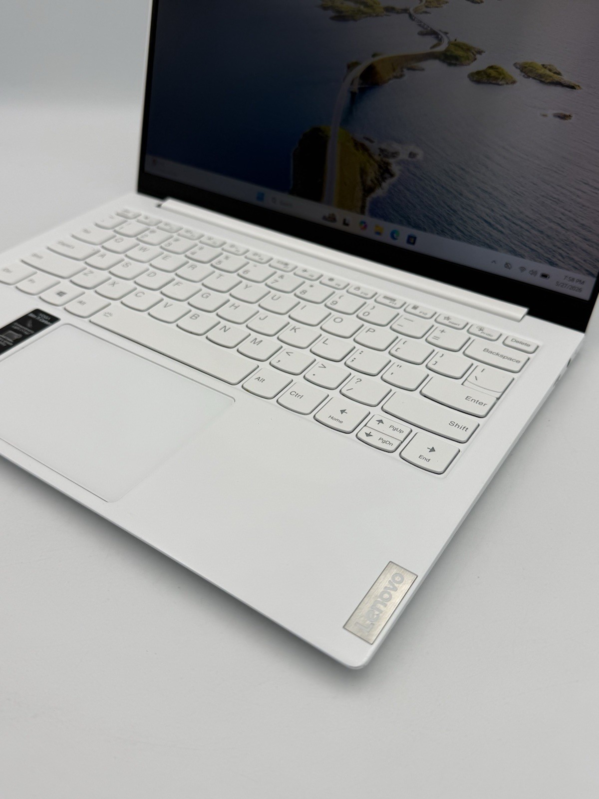 Lenovo Yoga Slim 7i Carbon 13.3” – i5 11th/16GB RAM/512GB (Keyboard Issue) 24C