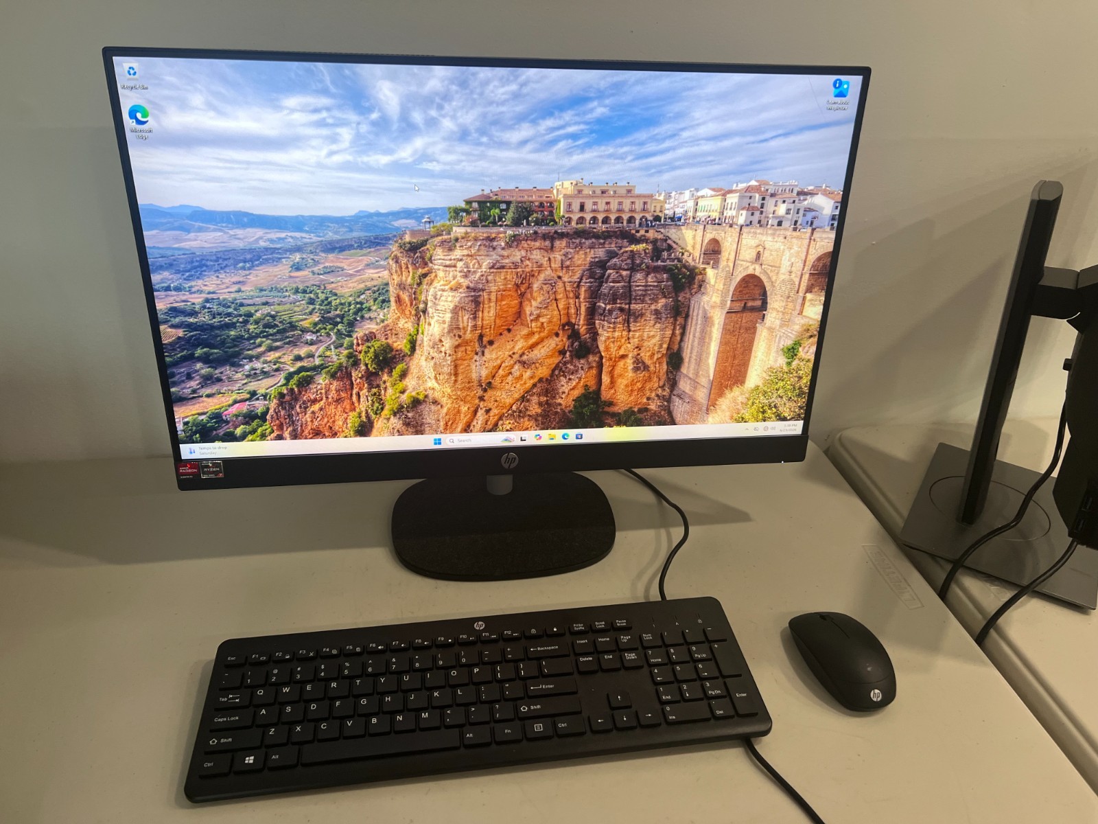 HP 27″ Touchscreen All-in-One PC Ryzen 7 7730U 16GB RAM 1TB NVMe SSD Win 11 WiFI