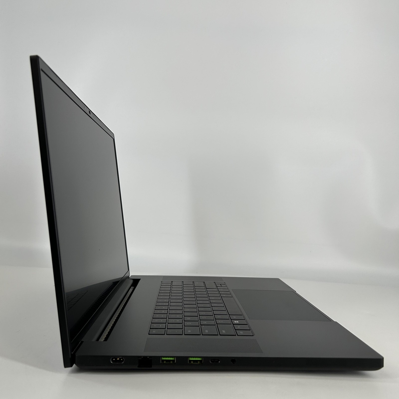 Razer Blade 18 240Hz QHD+ 2.2 GHz i9-13950HX 32GB 1TB SSD RTX 4080 Very Good