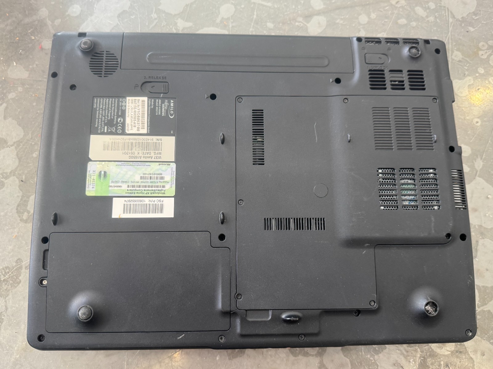 Fujitsu Siemens Amilo A1650G Model: M52174 Vintage Laptop + Power Supply