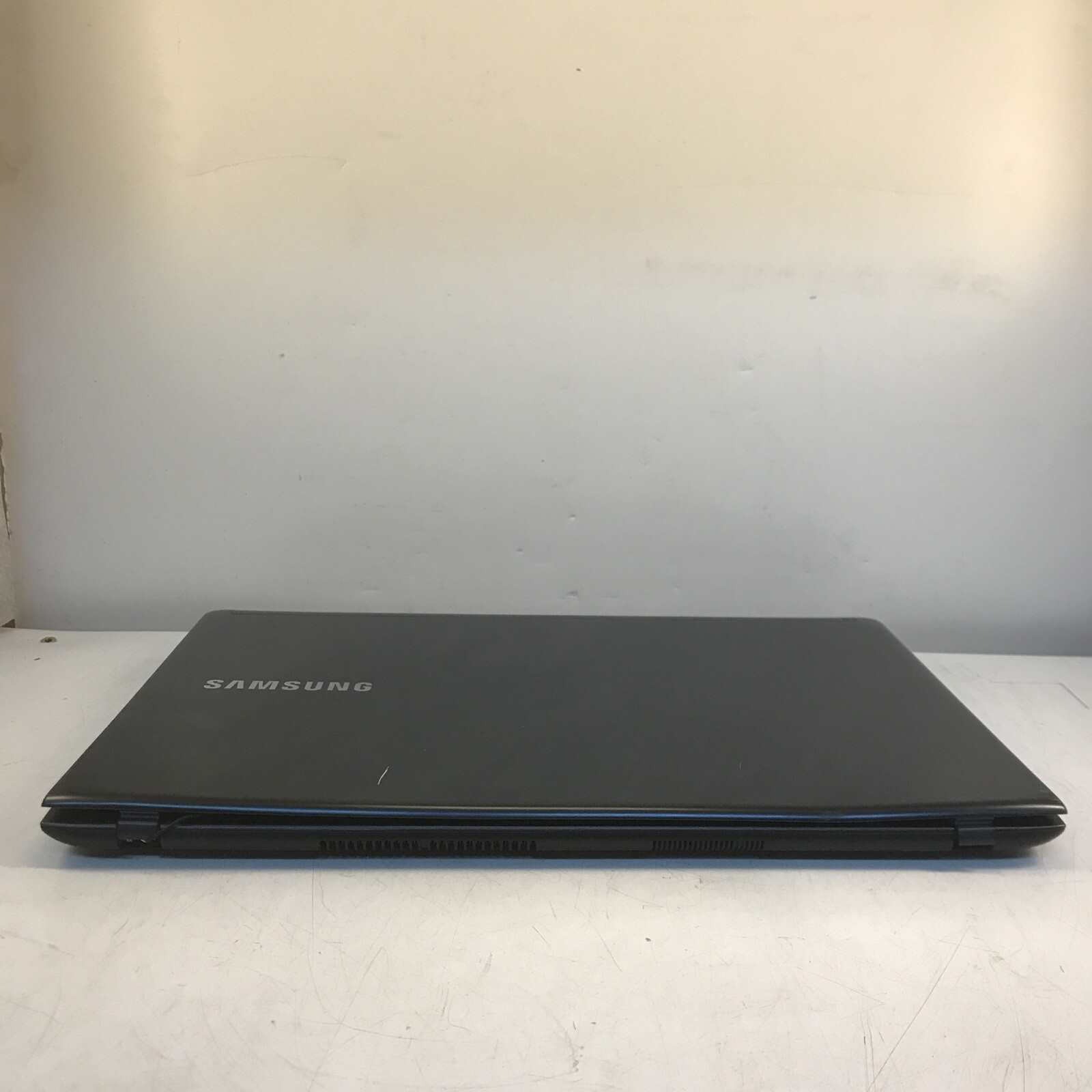 Samsung NP470R5E 15.6″ unknown cpu 4GB No HDD No power missing screen for parts
