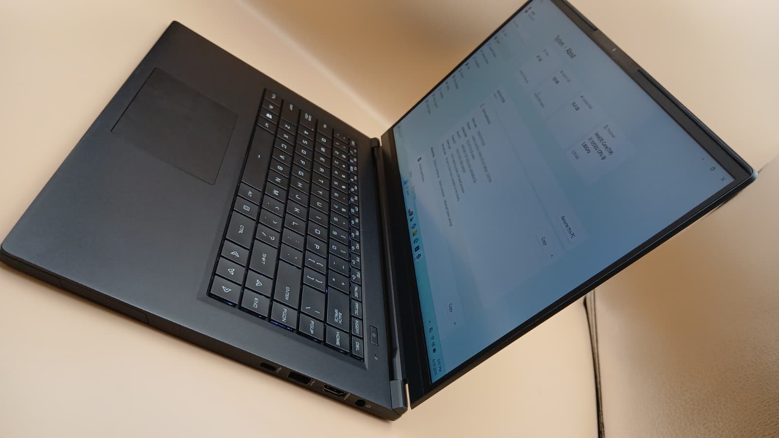 Carbon Systems Iridium 15 i7-10510U 16GB RAM 512GB SSD 15.6″ FHD Windows 11