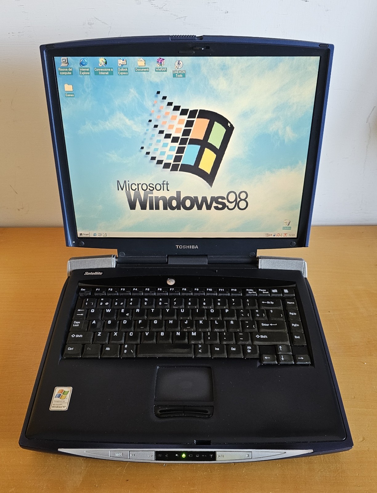 ToshibaS1900 Intel Pentium 4 Ati Radeon Windows 98/XP DualBoot PC