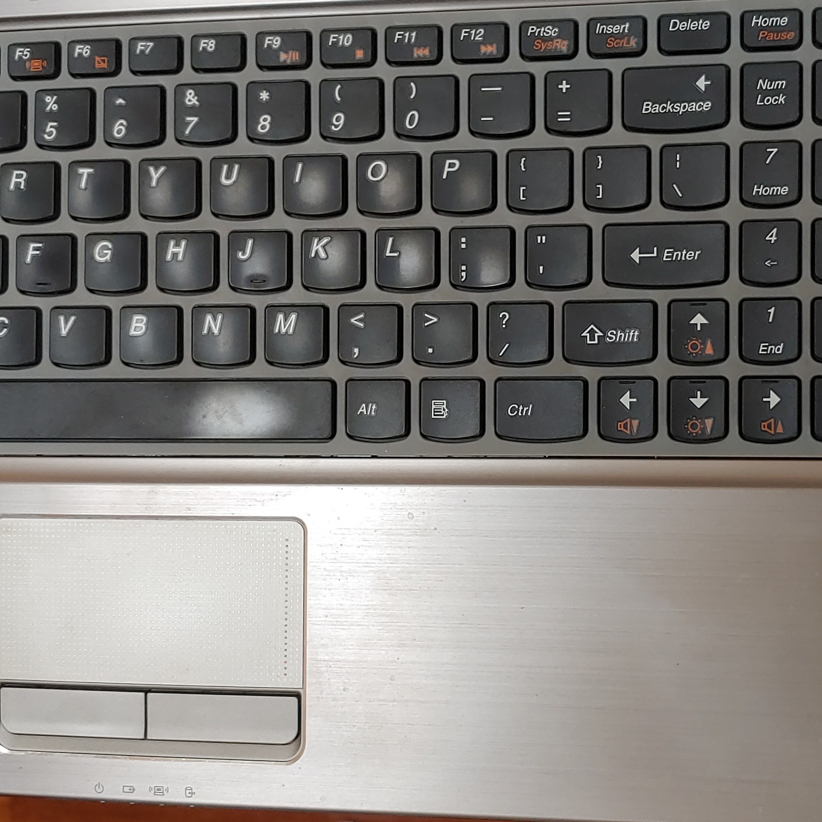 Lenovo IdeaPad Z560 15.6″ Laptop Intel i3 M380/2.53GHz/4 GB RAM/320GB HDD/Win 7