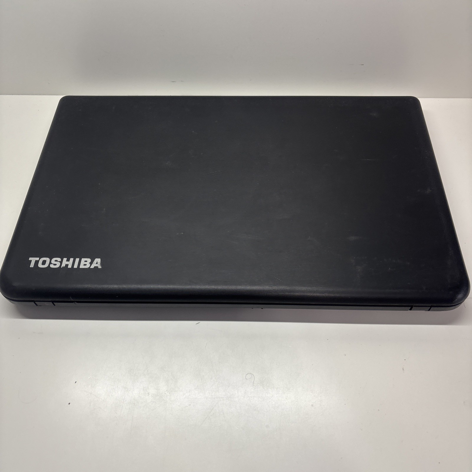 Toshiba Satellite C50D-A, 15.6-inch Laptop AMD E1-2100 1.0 GHz-4 GB RAM **READ**