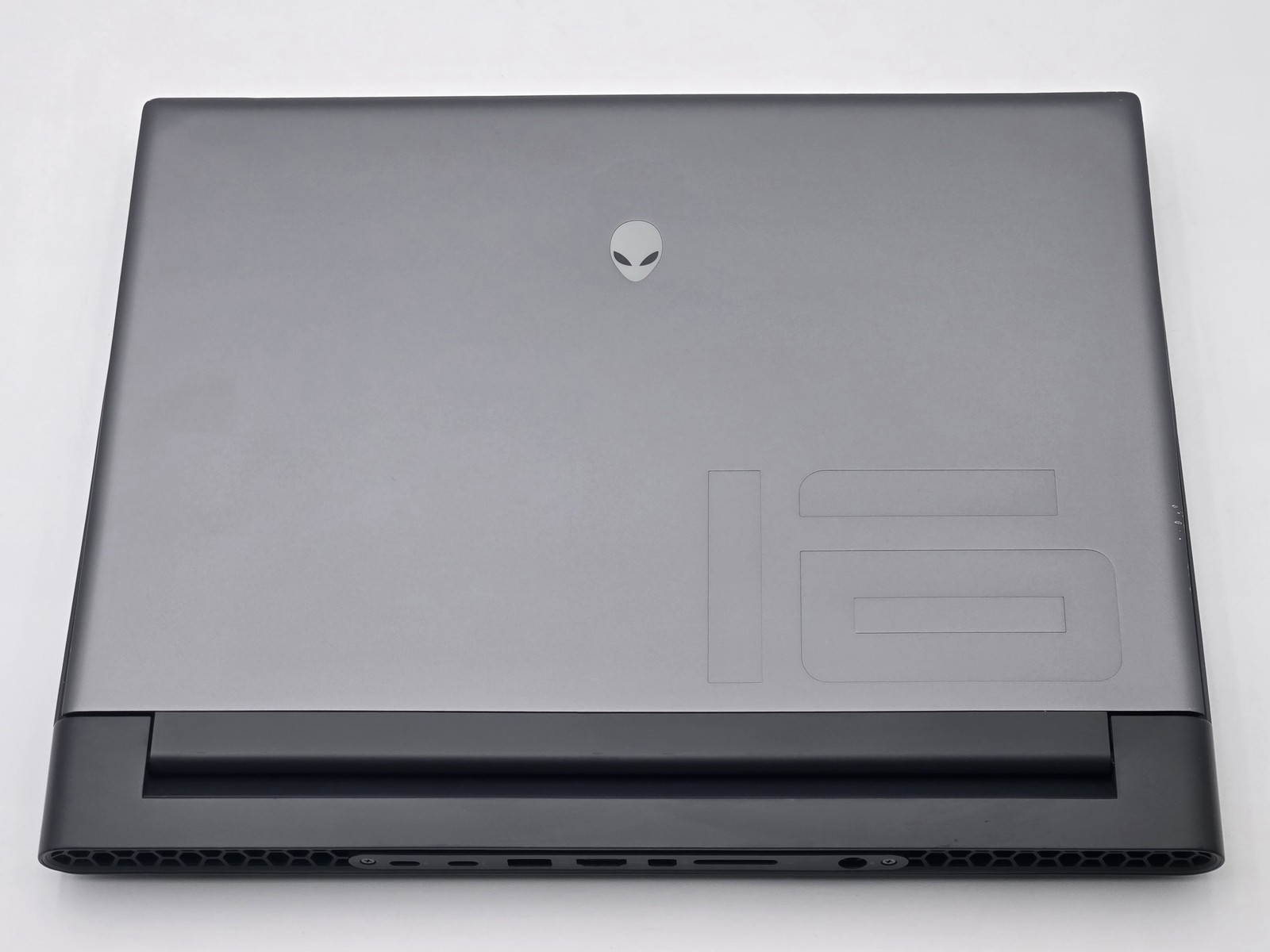 Dell Alienware m16 R1 16″ QHD+ i7-13700HX RTX 4070 16GB 1TB SSD W11 Pro
