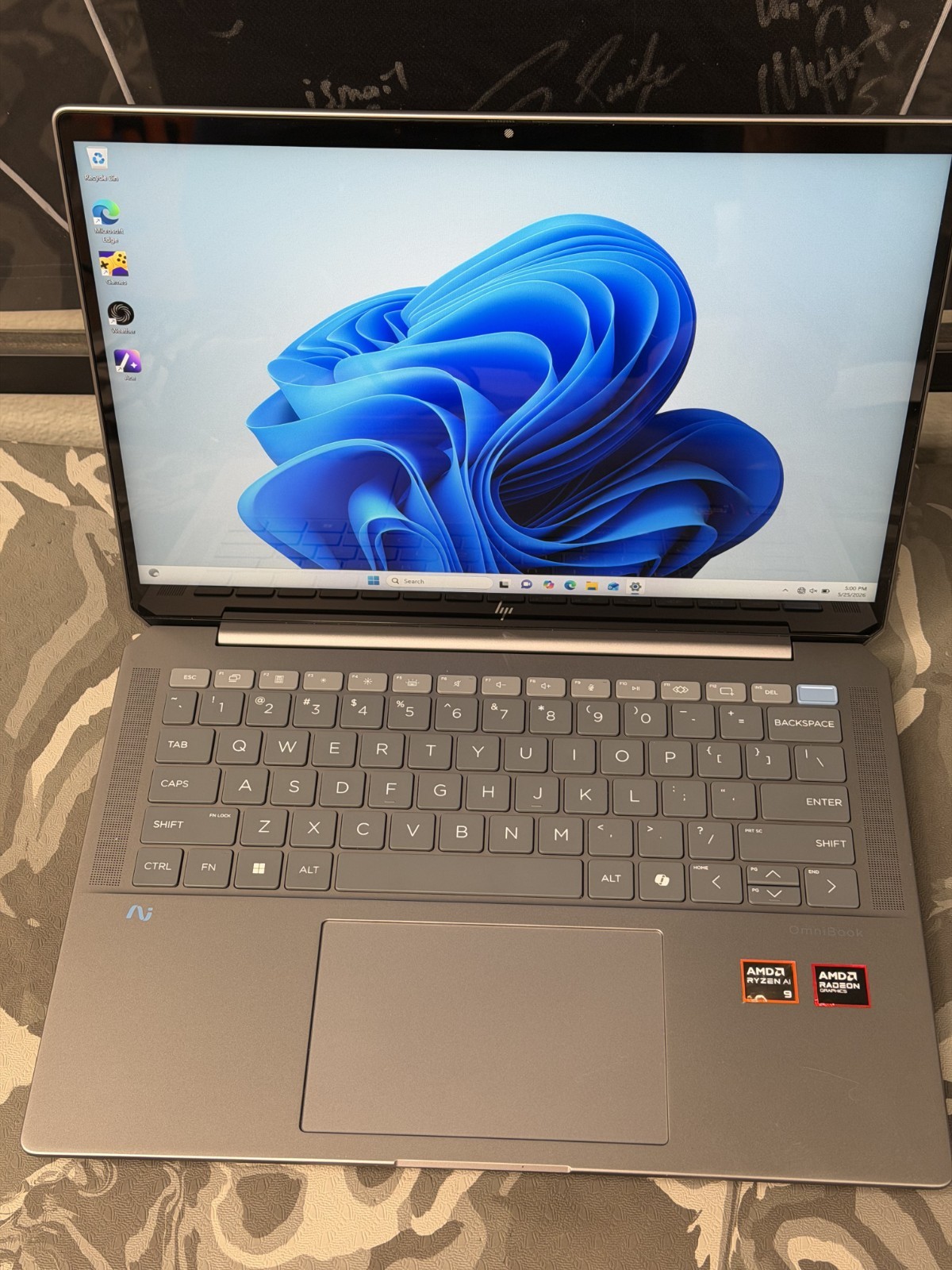 HP OmniBook Ultra AMD ryzen AI 9 365 w/ Radeon 880 m 32 GB RAM 512 MB AMD radeon