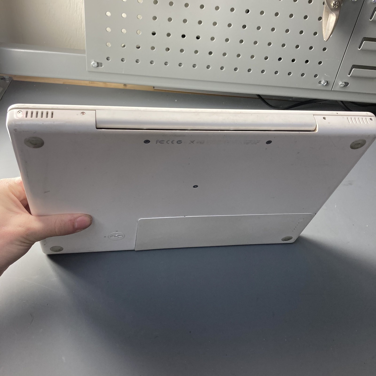 Apple MacBook A1181 13″ Laptop Intel Core 2 Duo T8300 2.40GHz 2GB RAM 120GB HDD