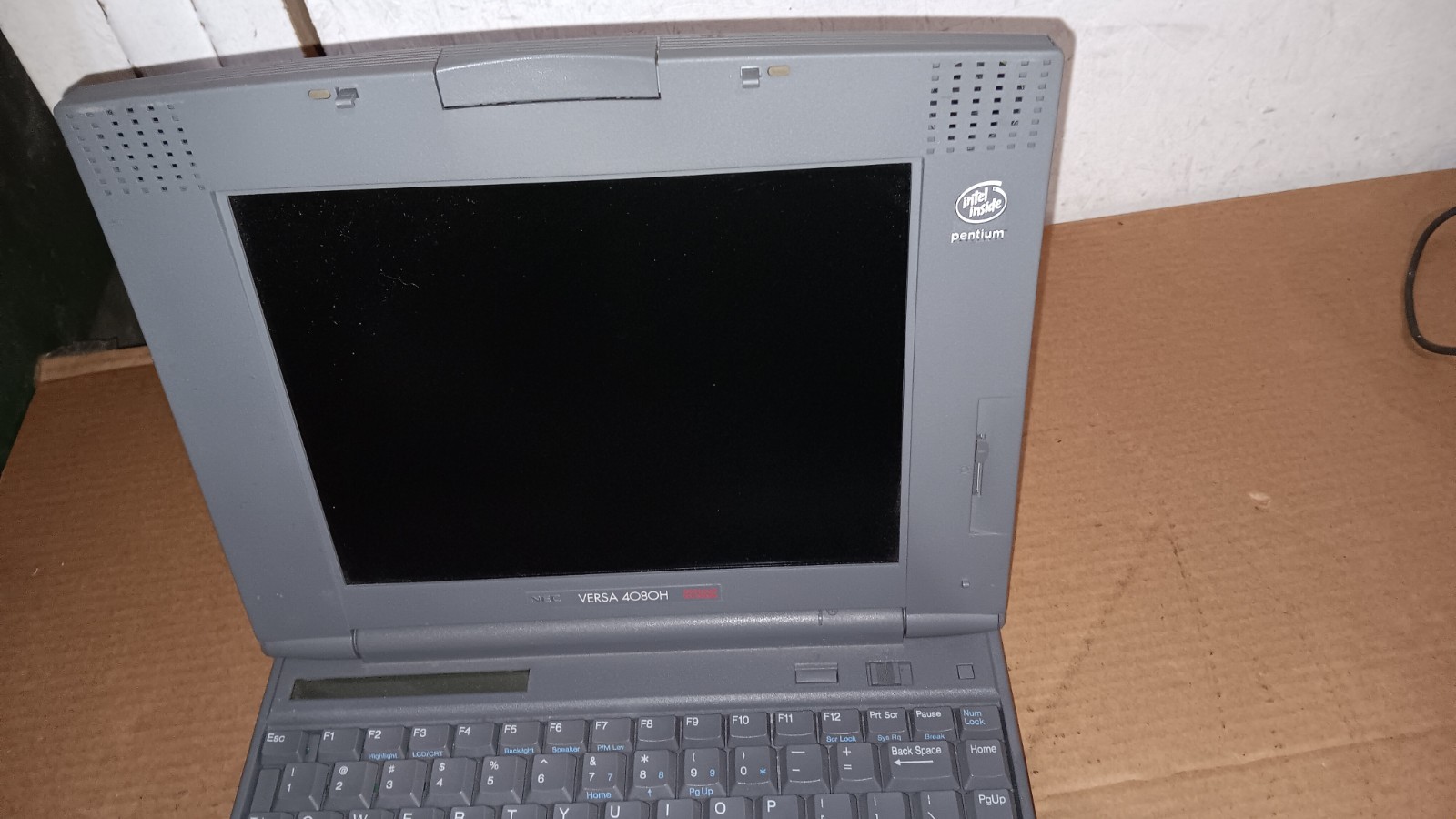 Vintage NEC Versa 4080H Laptop Intel Pentium 120 MHz 10.4″ TFT Color LCD Screen