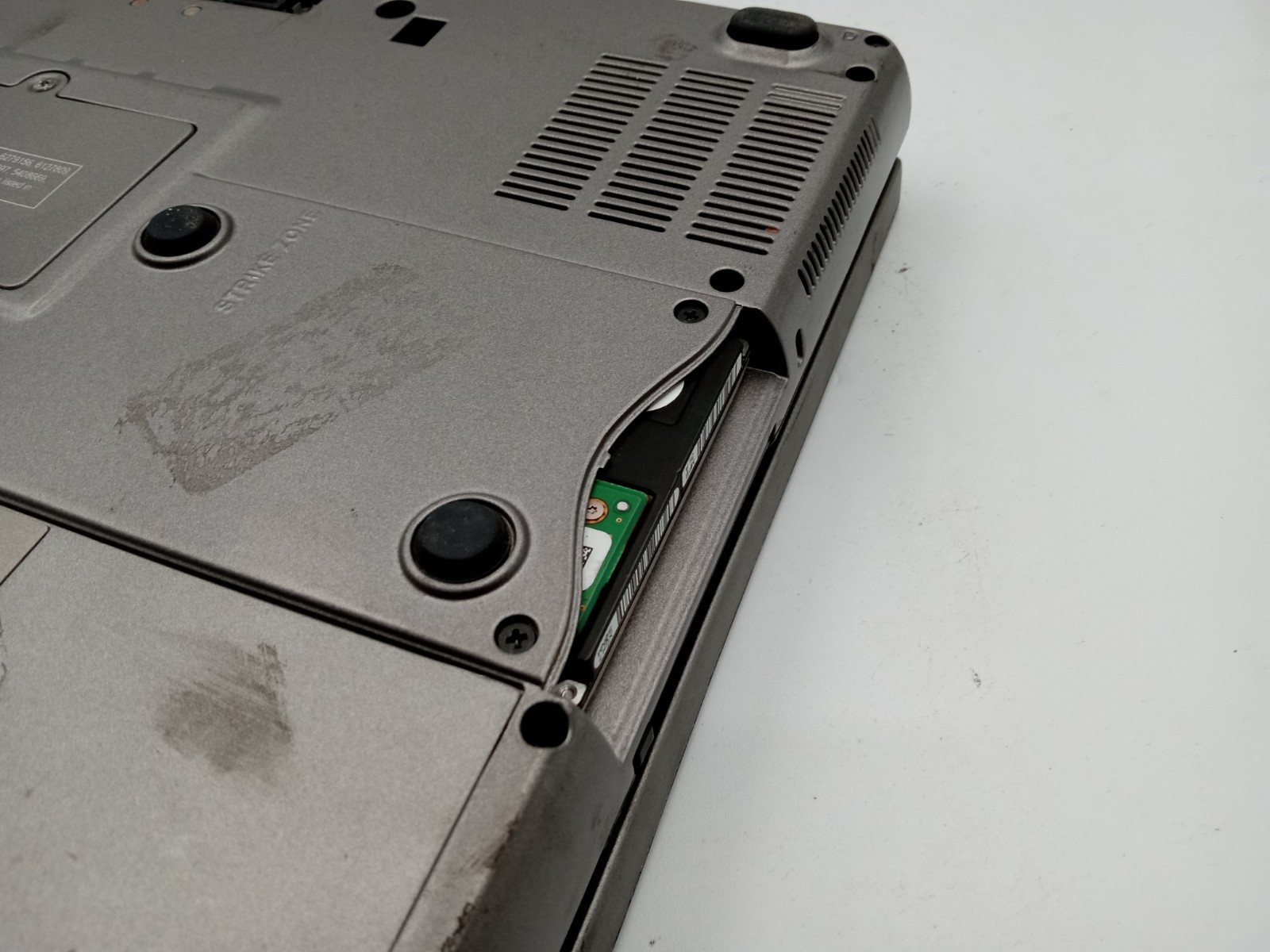Dell Latitude D810 Intel Pentium 2GB RAM 60GB HDD Windows XP – READ -RR
