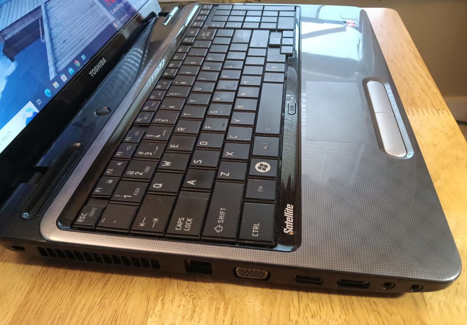 Toshiba L755D-S5109/Amd A4-3305M 1.90ghz/4gb/320gb/Windows 10 Pro/Webcam/BT/15.6
