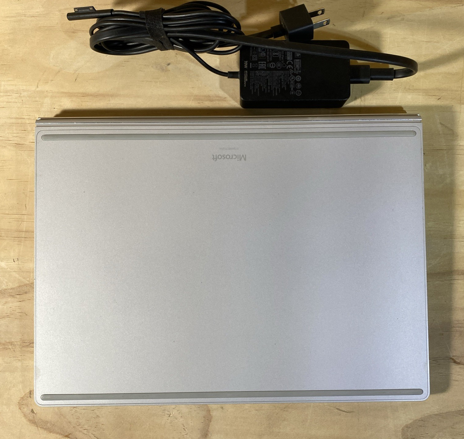 Microsoft SurfaceBook 13.5″ i5-6300U 2.40 GHz 8 GB RAM 128 GB SSD Win10/Read