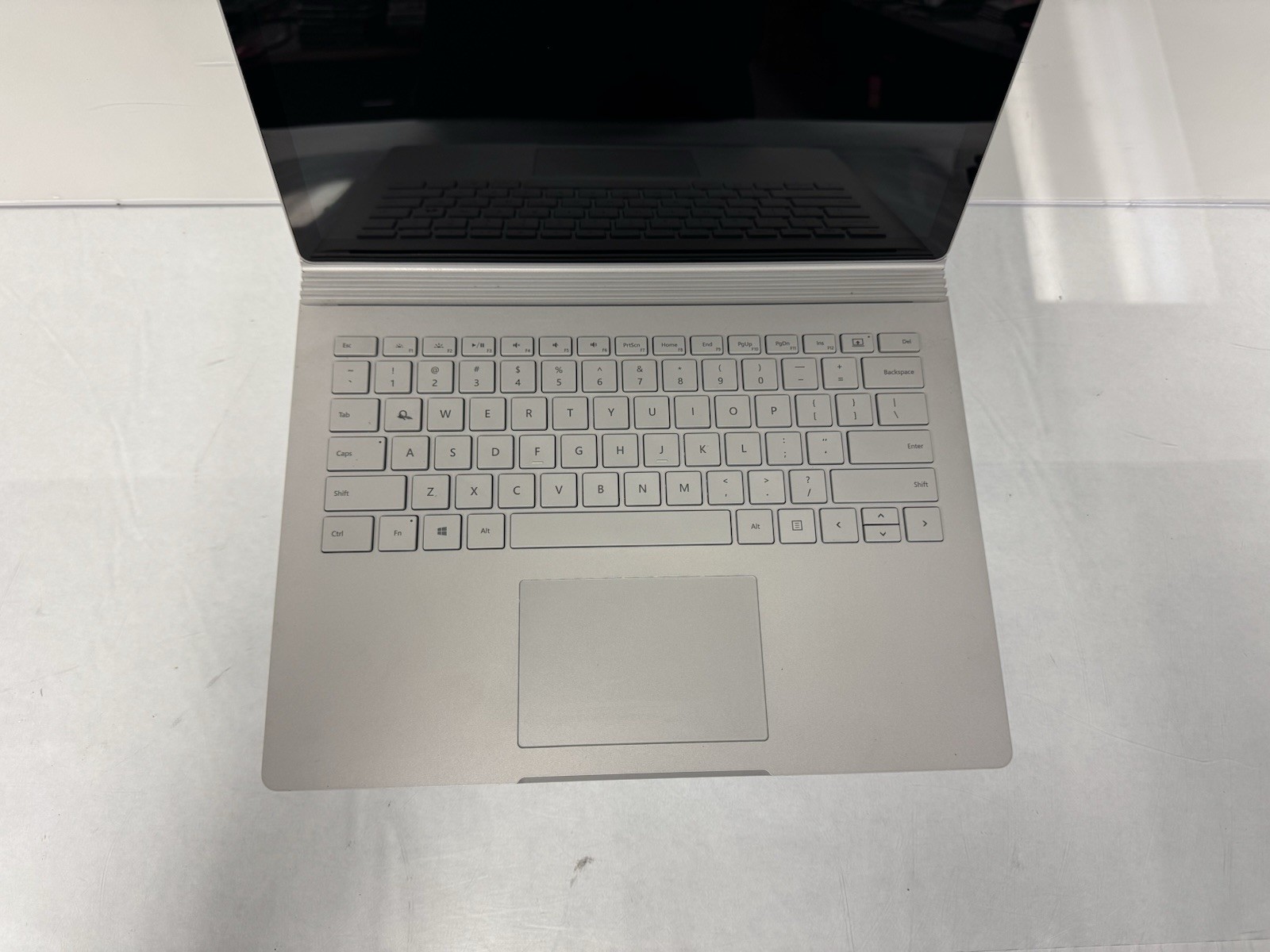 Microsoft Surface Book 1st Gen. 13.5″ Intel i5-6300U @2.40GHz 8GB Ram 256GB SSD