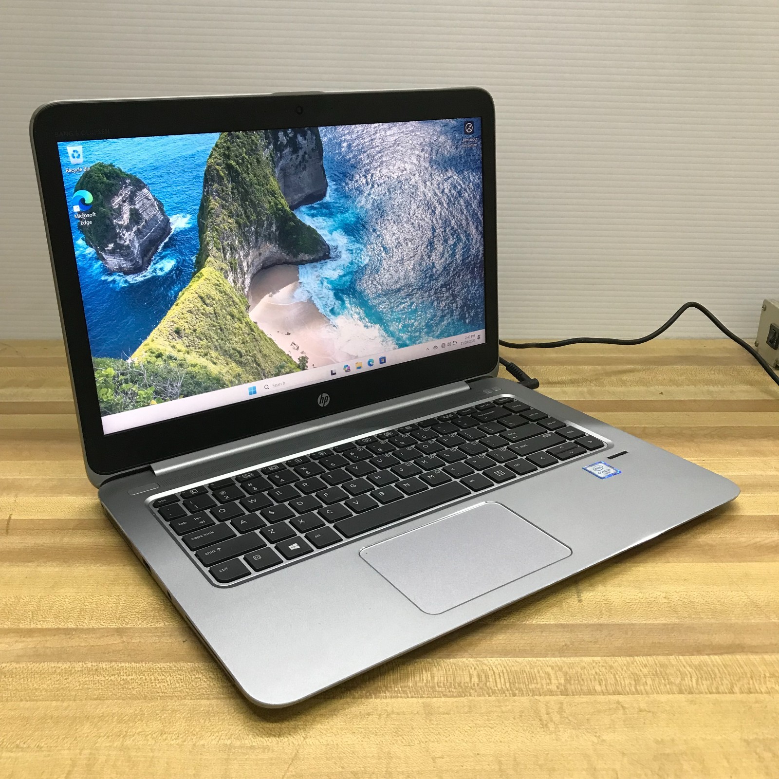 HP EliteBook Folio 1040 G3 14″ i5-6200U 2.3GHz 8GB 256GB SSD (Windows 11 Pro)