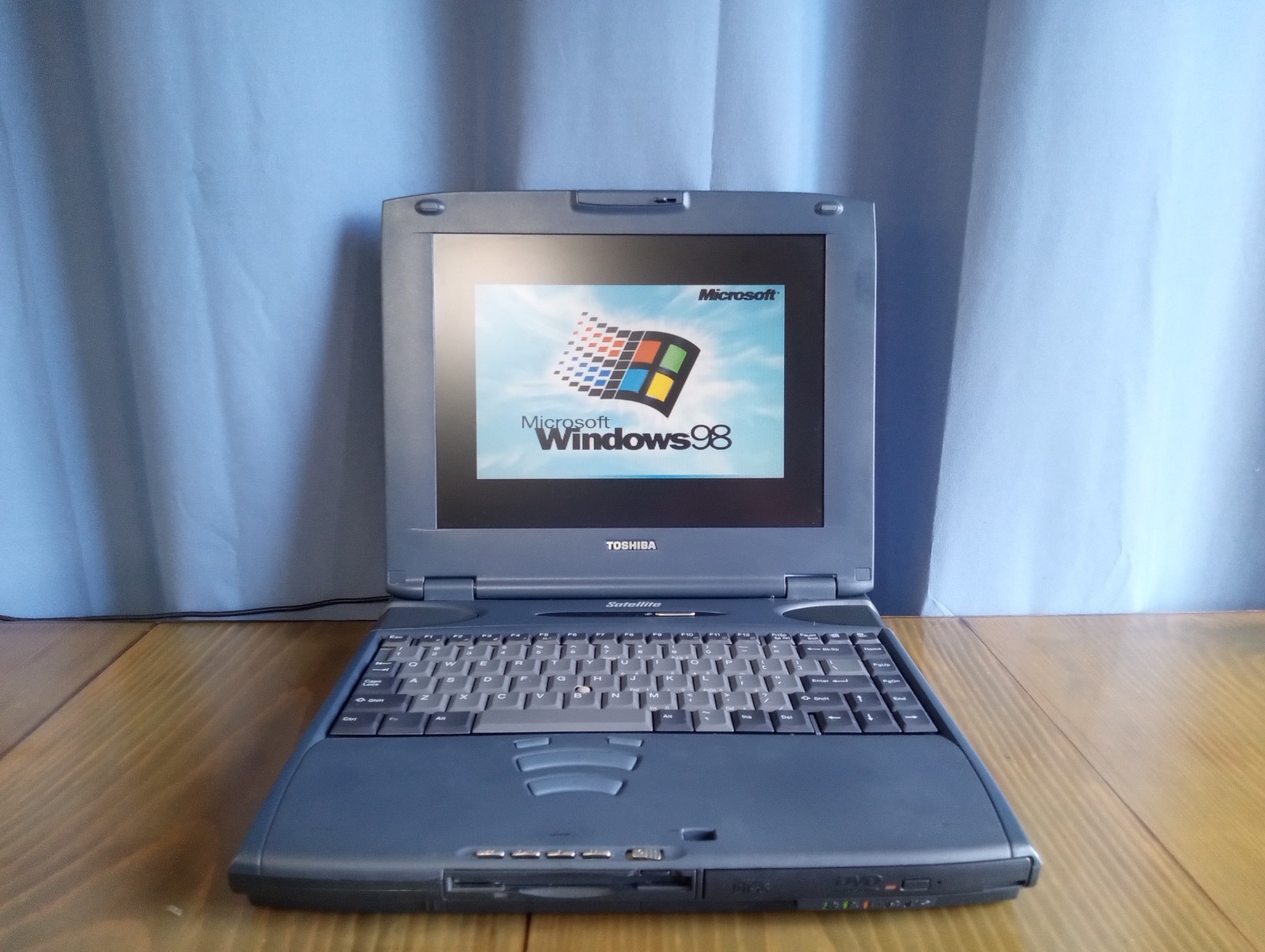 Vintage 1998 Toshiba Satellite P5275U-4K9J0 Laptop TESTED BOOTS WIN 98