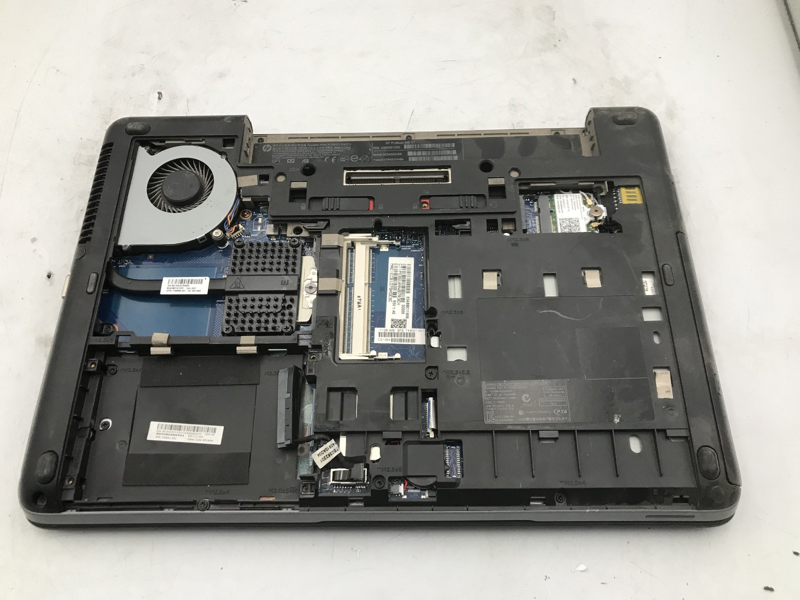 HP PROBOOK 640 G1 -BOOTS TO BIOS/BAD LCD- INTEL i5 4200U – NO RAM – READ DESC-BB
