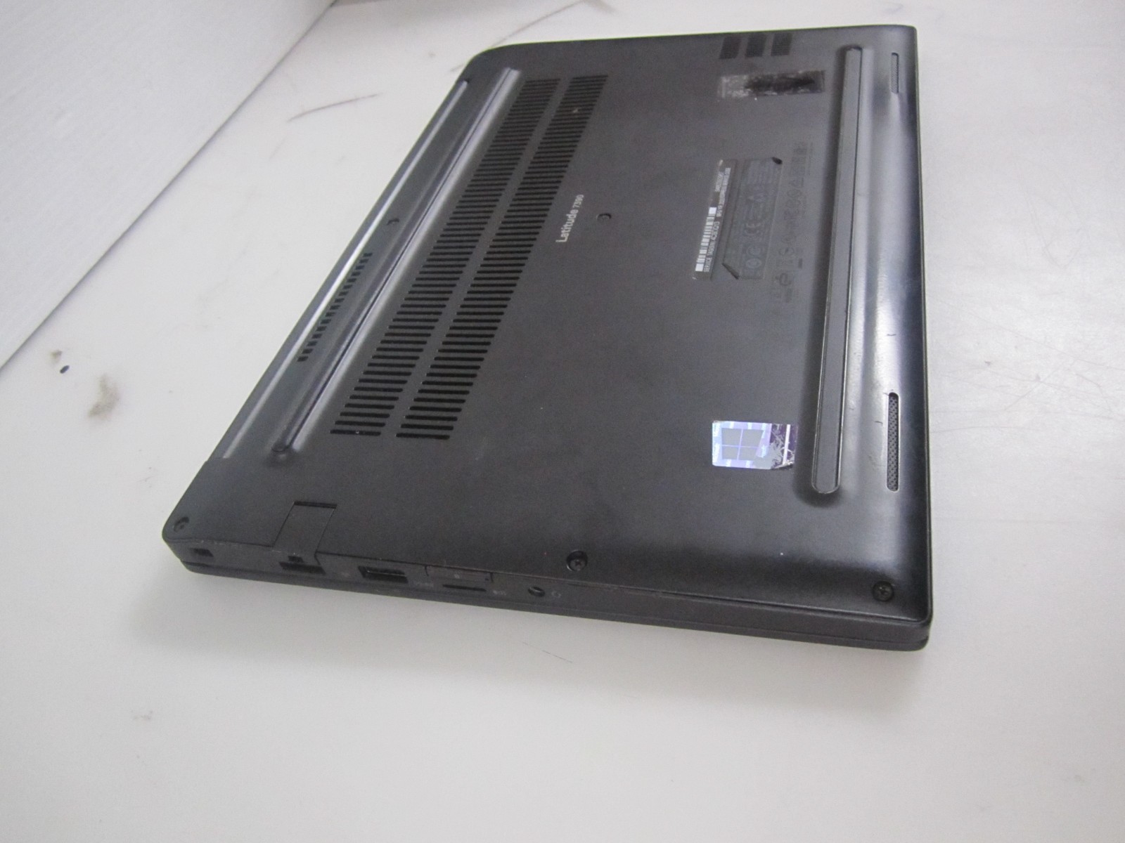 Dell Latitude 7390 i5-8350U 1.70Ghz 16GB 240M2SSD Laptop NO OS w/AC READ