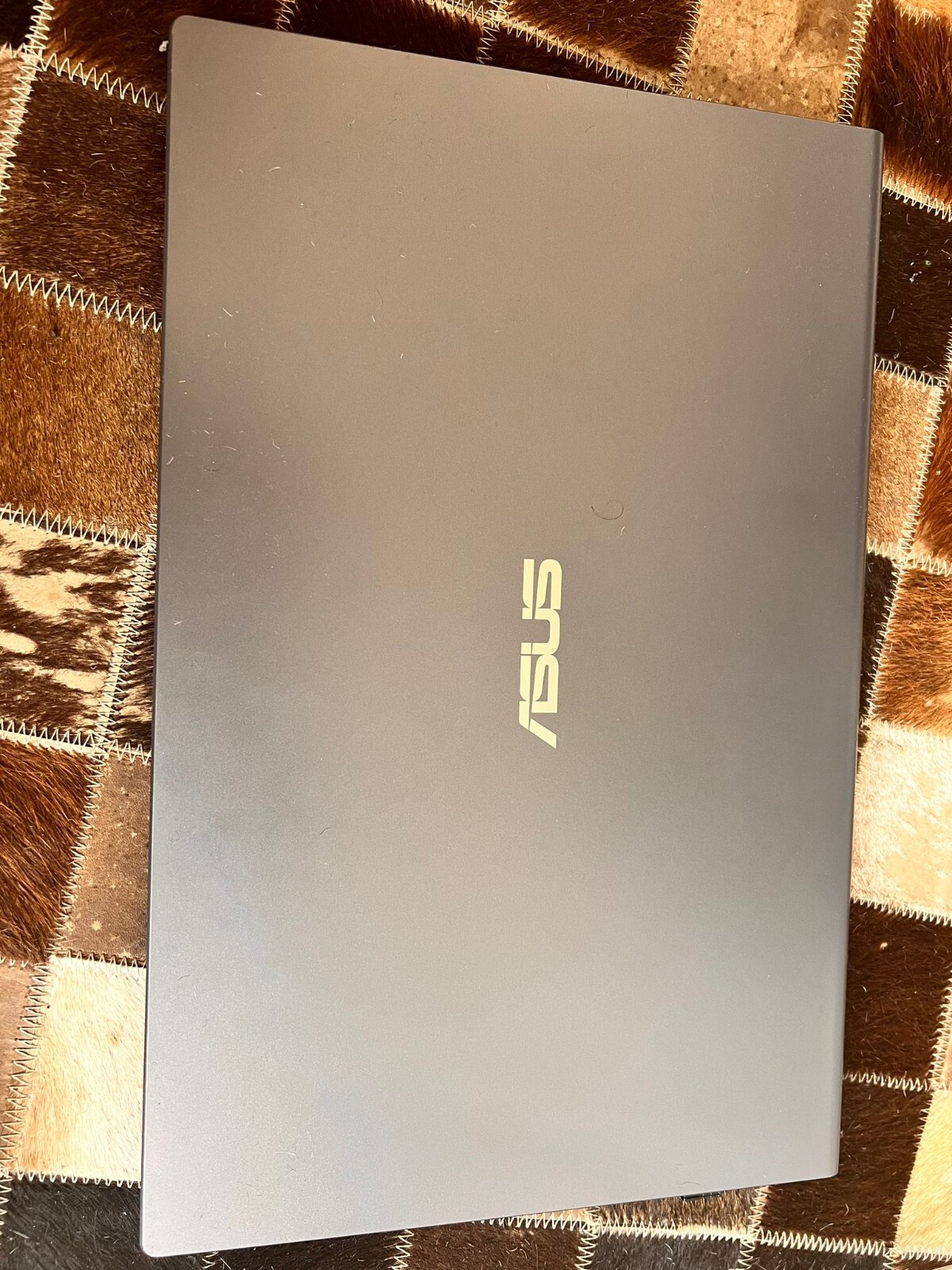 Asus Vivobook 15 F515JA mit Maus und Tastatur
