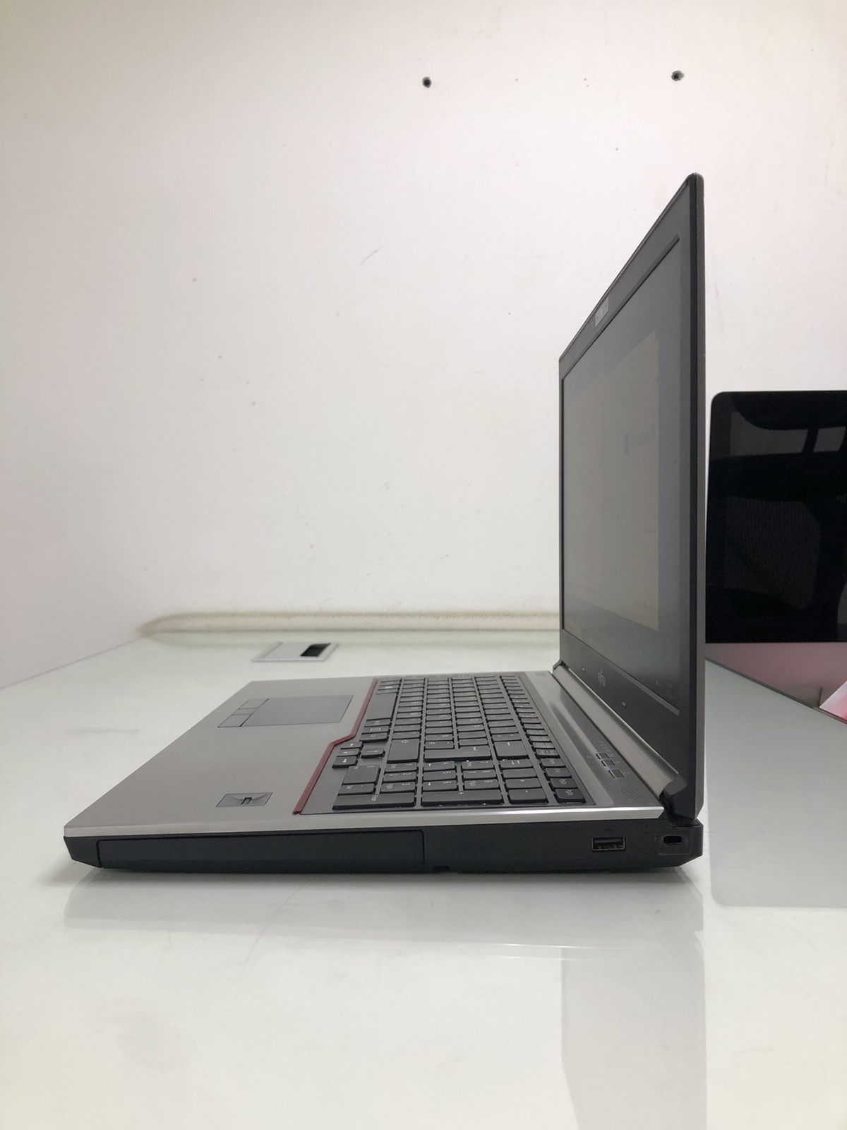 Fujitsu Celsius H770 Xeon E3-1505M v6 16GB 512GB SSD Quadro M2200 4GB Laptop