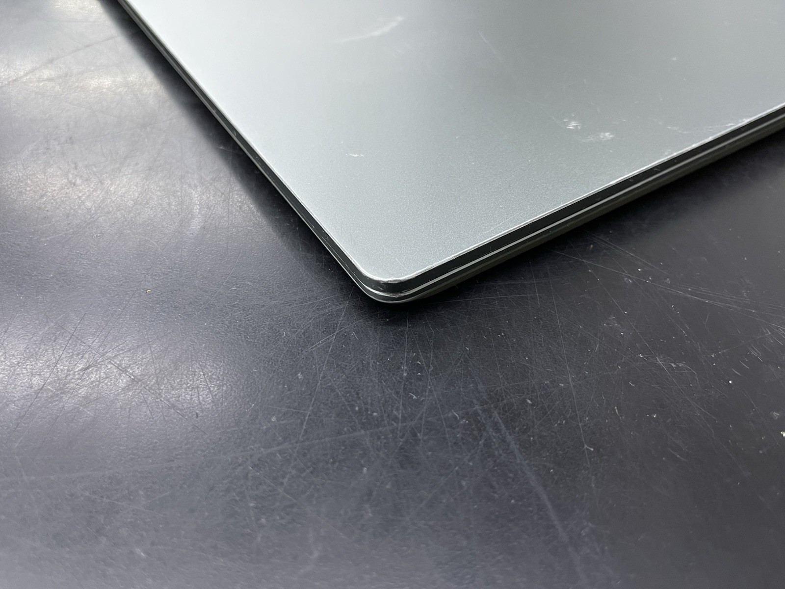 Microsoft Surface Laptop Go 2 12.4″ i5-1135G7 2.4Ghz 8GB 128GB Crack in Screen