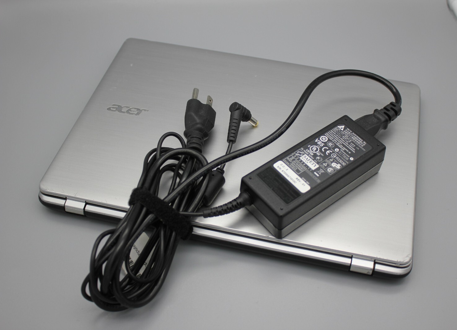 Acer Aspire V5 Series Touchscreen Laptop & Charger – UNTESTED – FOR PARTS ONLY