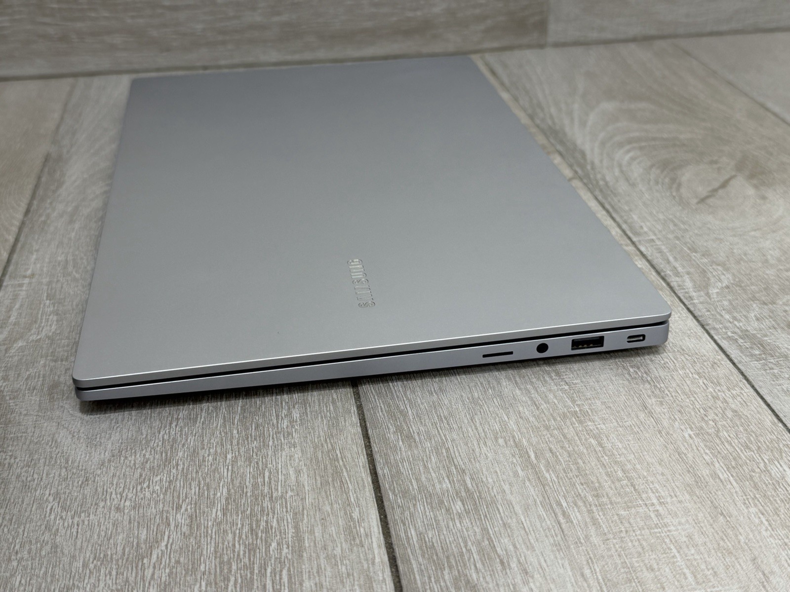Samsung Galaxy Book4 NP750XGK 15.6″ Core 7 150U 16GB RAM 512GB NVMe SSD Win-11