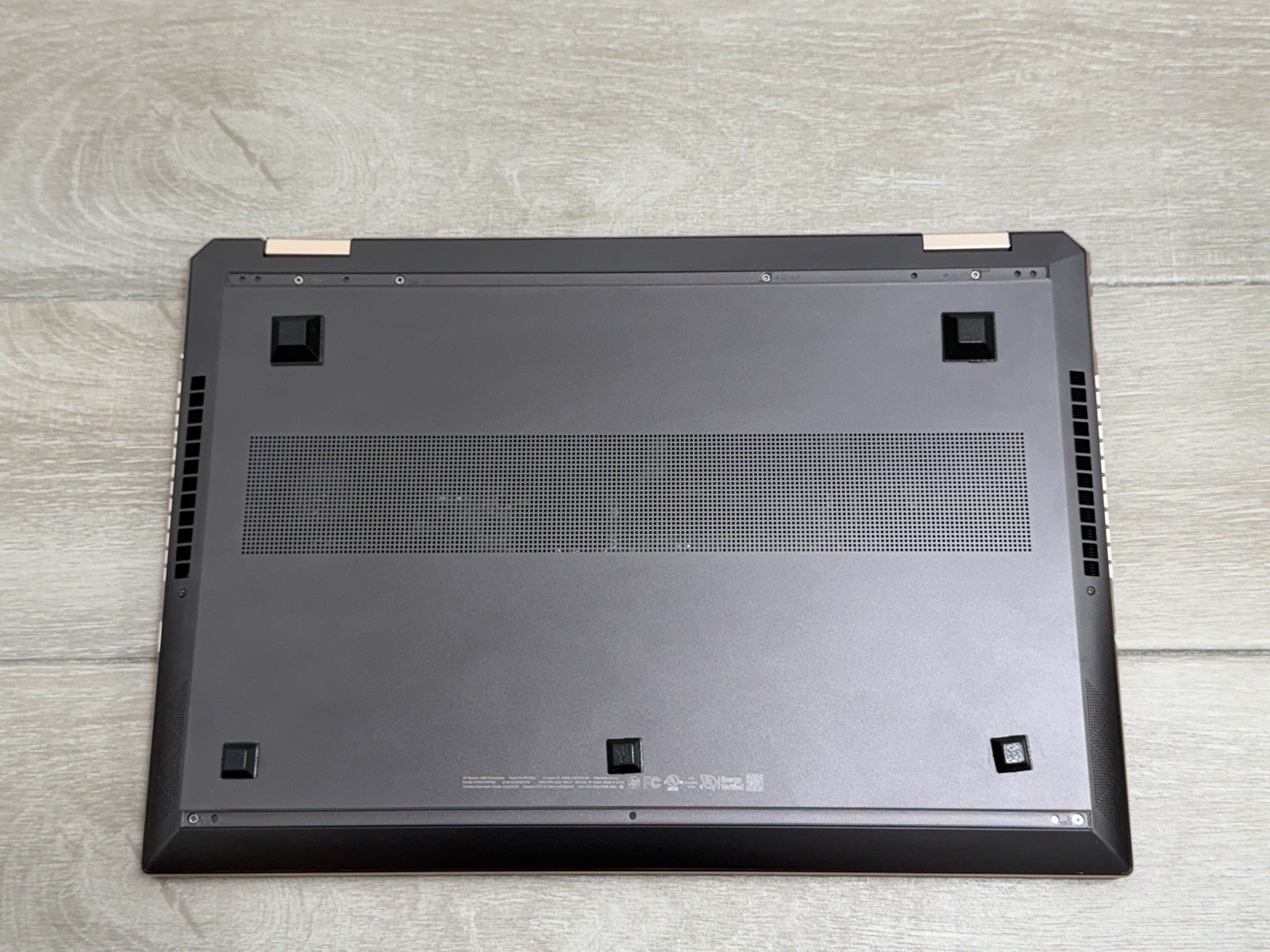 HP Spectre 15-DF1033DX 15.6″ 4K Touch Core i7-10510U GeForce MX250 8GB RAM 512GB