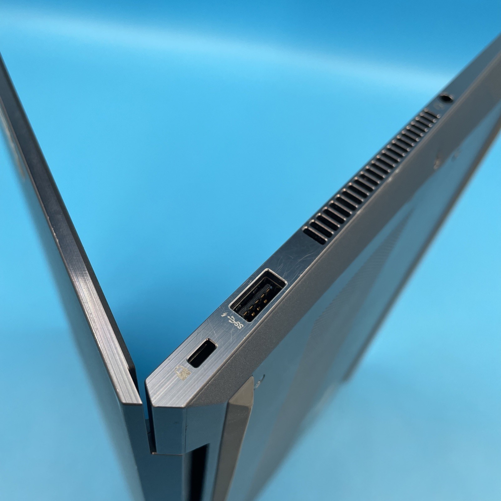 HP ZBook Studio G8 | i7-11850H | 32GB RAM | 256GB SSD | A2000 | WIN 11 PRO | 89%