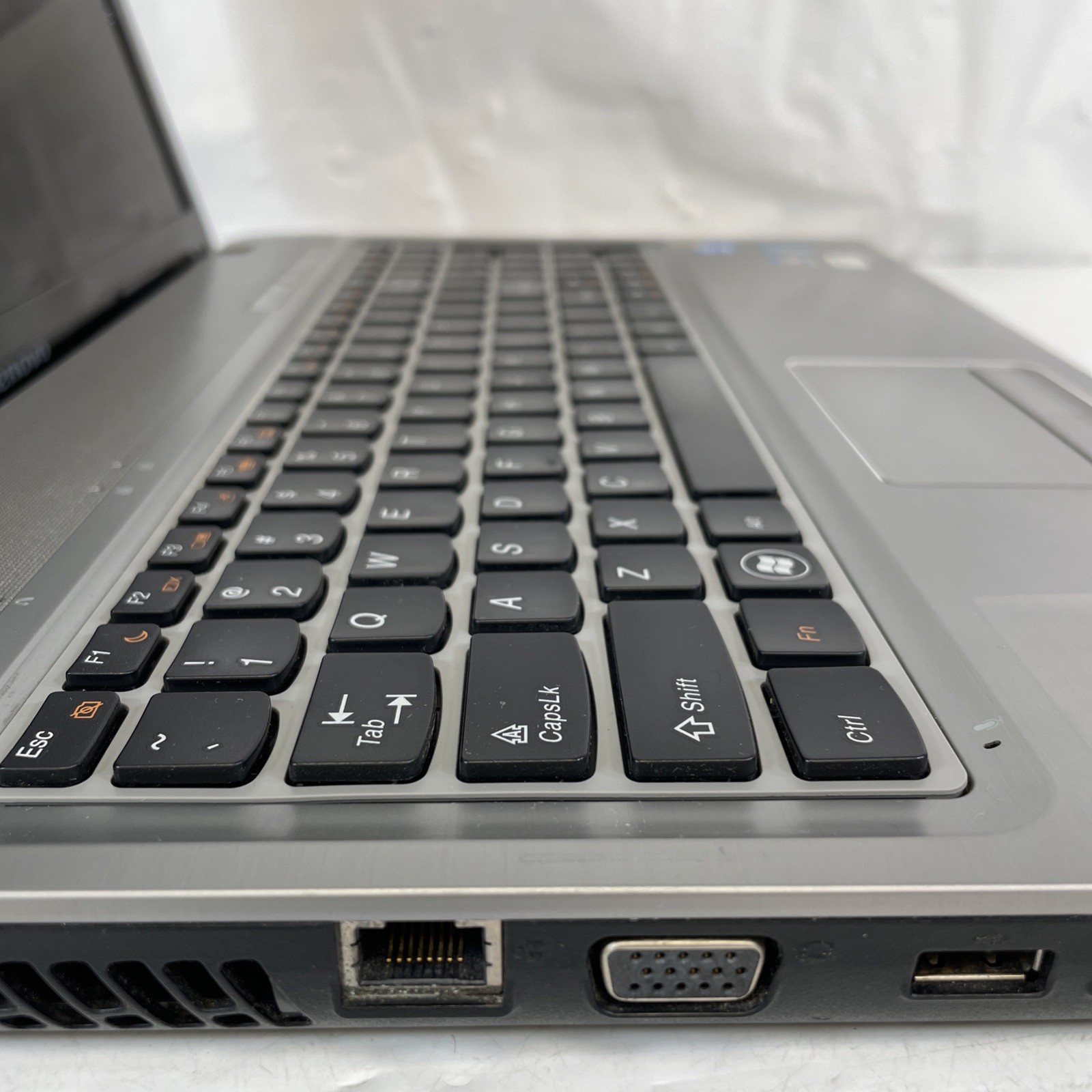 Lenovo IdeaPad Z560 15.6 Notebook Intel i3-380M 2.53GHz 4GB RAM 320GB HDD Win10