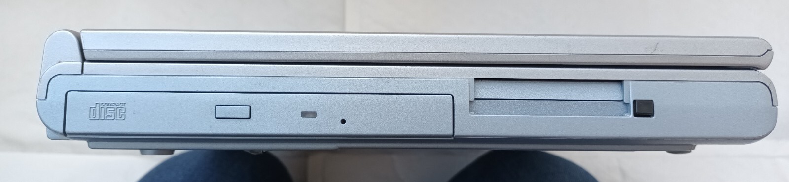 Samsung A10 Laptop 14.1″ 256MB 40GB IDE AMD Duron Windows XP Parallel Floppy CD