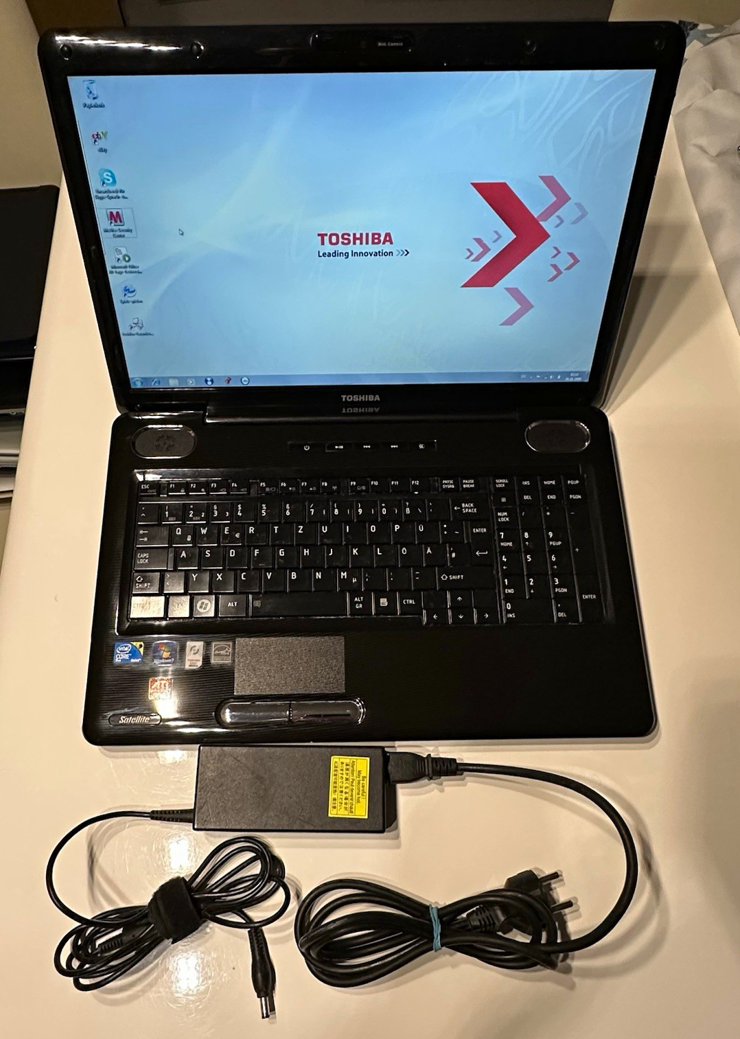 Toshiba Satellite L555-10M 15.6″ Core 2 Duo 4GB 500GB HDD Win7 HP Power Supply
