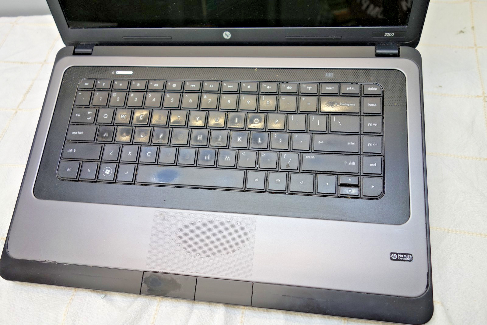 HP 2000-486DX AMD E450 1.65Ghz 8GB Ram, 300GB HD, Windows 10Pro