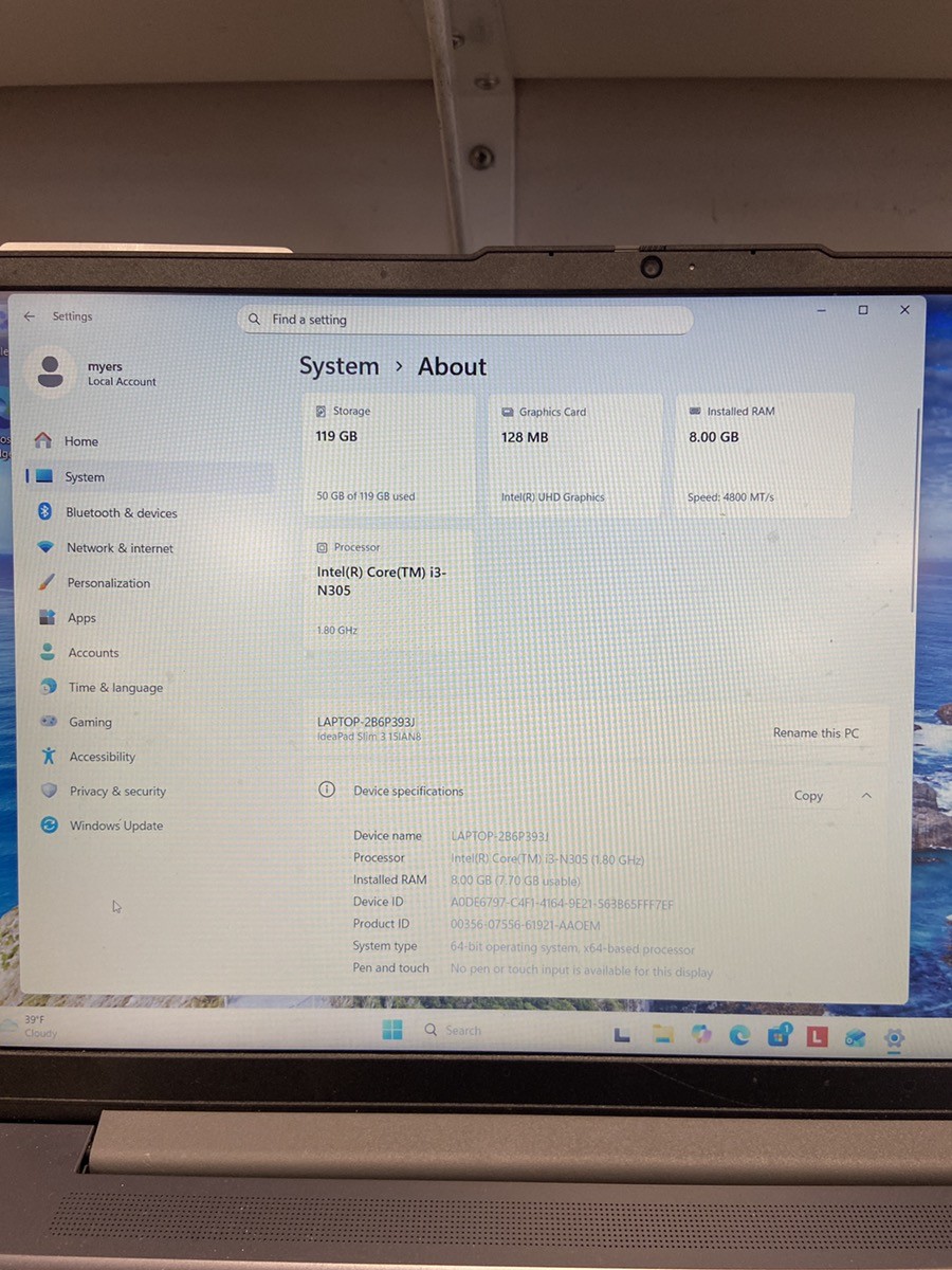Windows 11 Lenovo ideaPad Slim 3 with 8gb 128SSD with charger. 7/2 (P04024672)