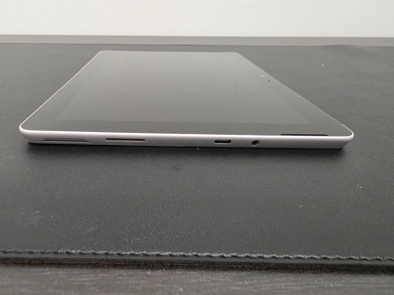 Microsoft Surface Go Pentium 4415Y 4GB Ram 64GB SSD Win 11 Pro ***READ***