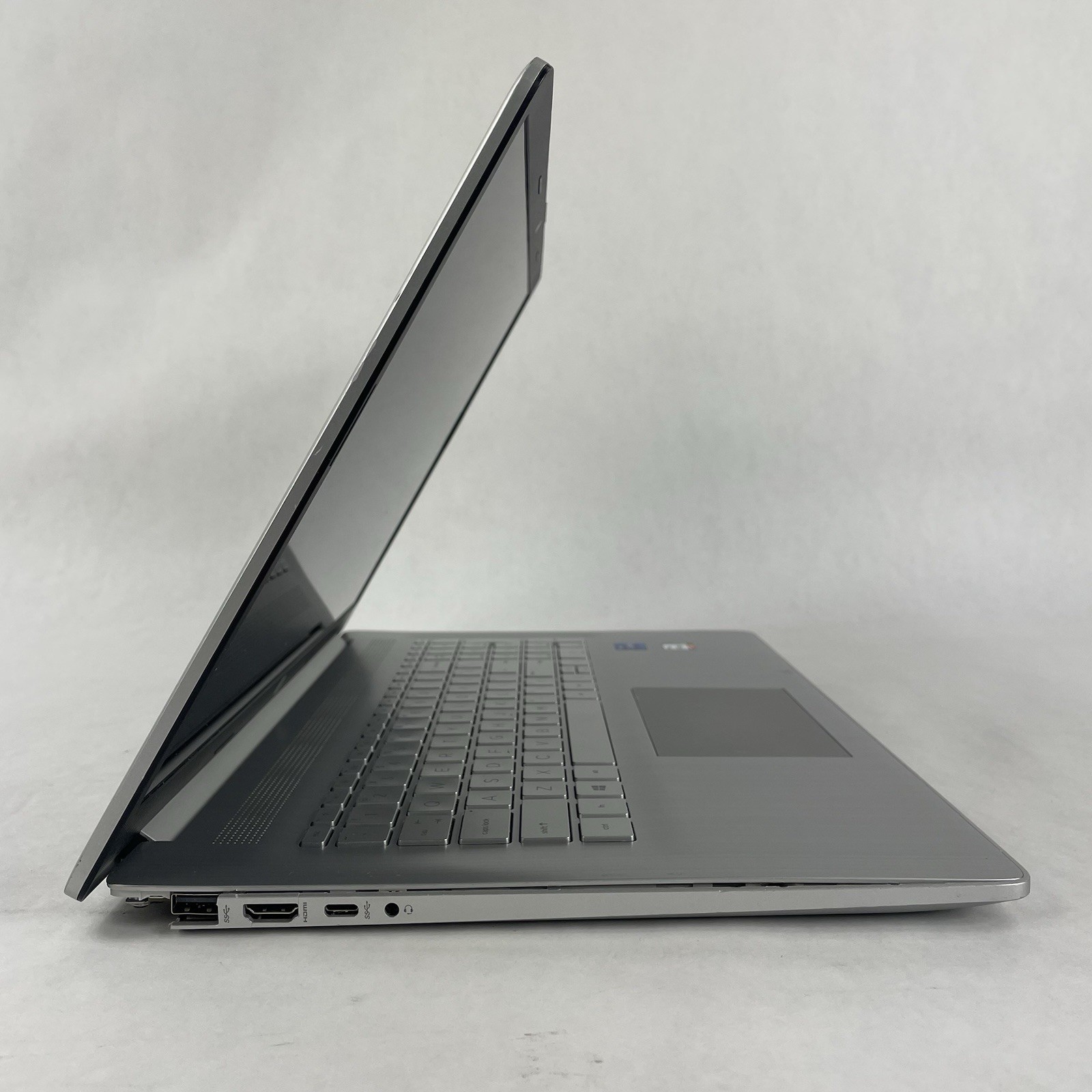 HP 17+-cn000 17.3″ i7-1165G7 2.80 GHz 8 GB RAM No SSD No OS – Bad Corners