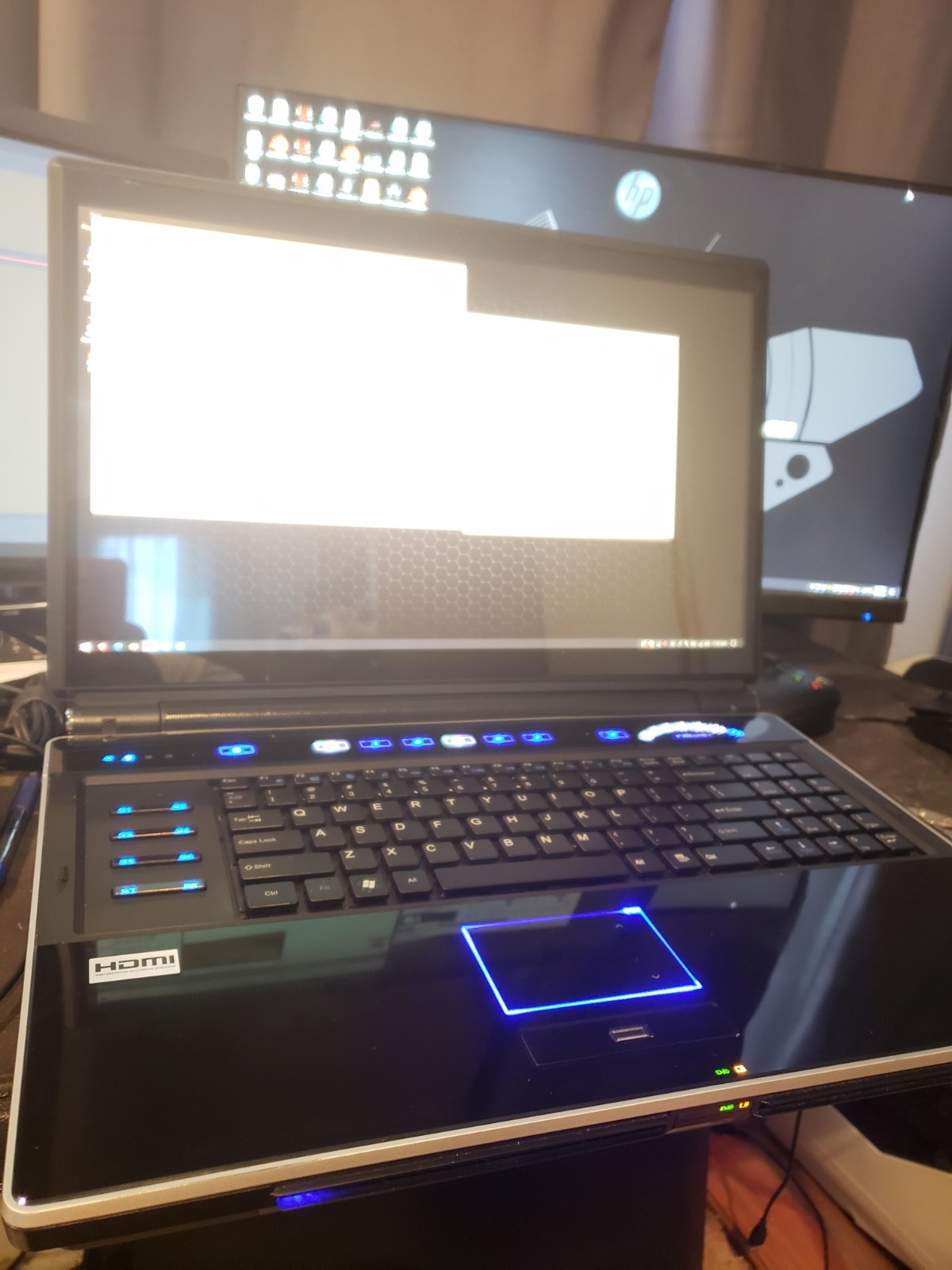 Very Rare Sager m980nu 18.4″ 1080p C2QXE qx9300 2.53ghz 8gb gtx 260m SLI Capable