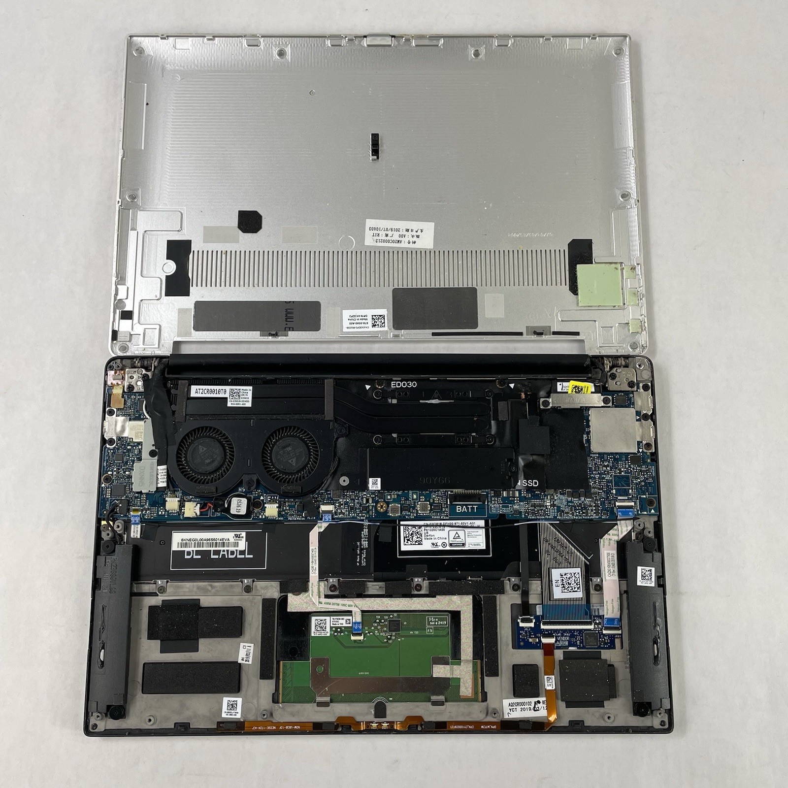 Dell XPS 13 9380 13.3″ i7-8565U 1.80GHz 16GB RAM No SSD No OS No Batt Bad Corner