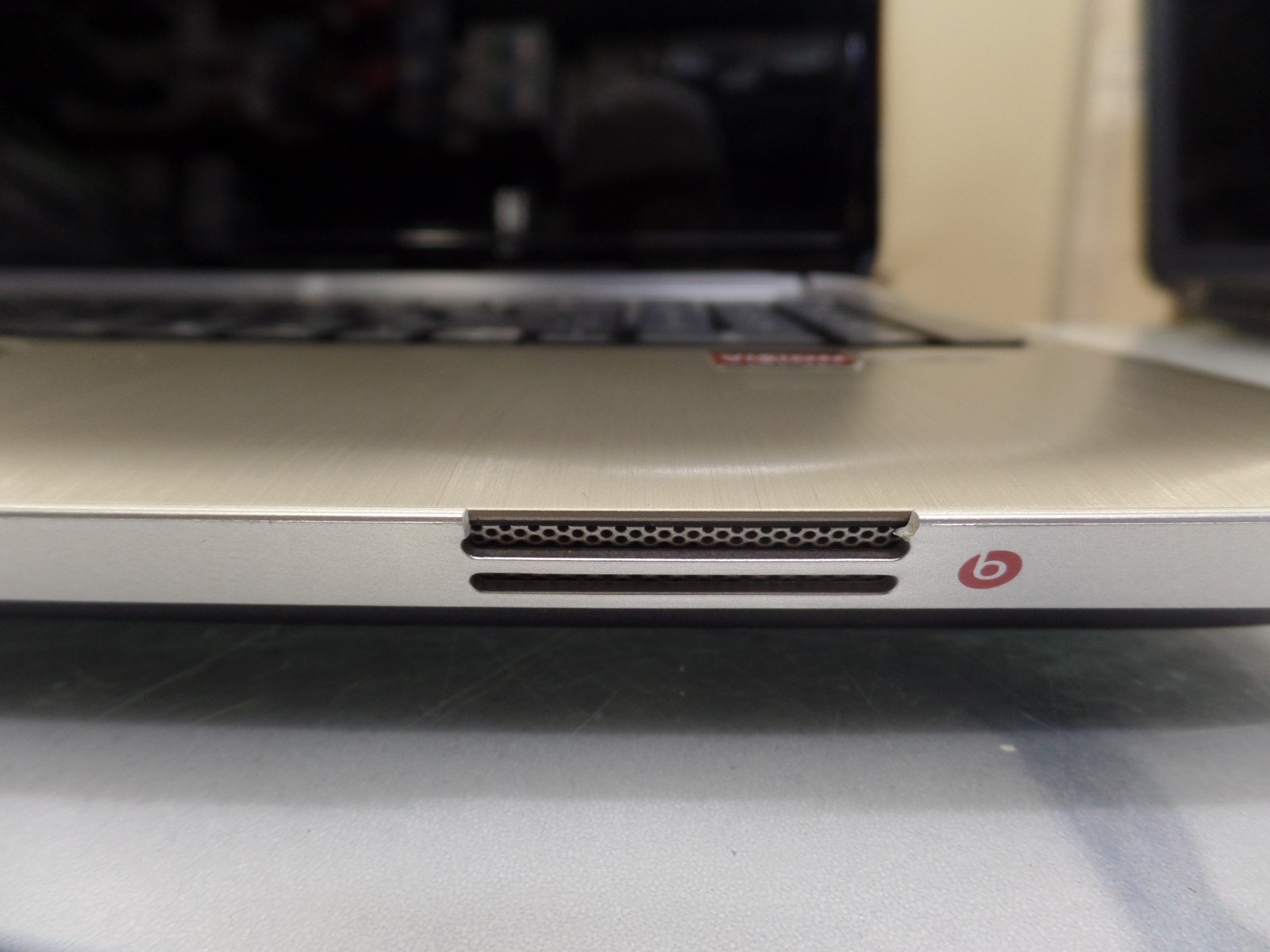 Brushed Aluminum 15″ HP Pavilion DV6-6123cl 1.40GHz Amd A6 6GB 500GB win10 DVD